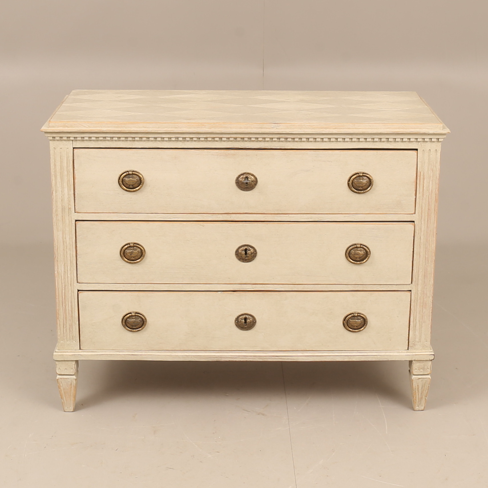 BYRÅ, gråmålad, trä, gustaviansk stil.