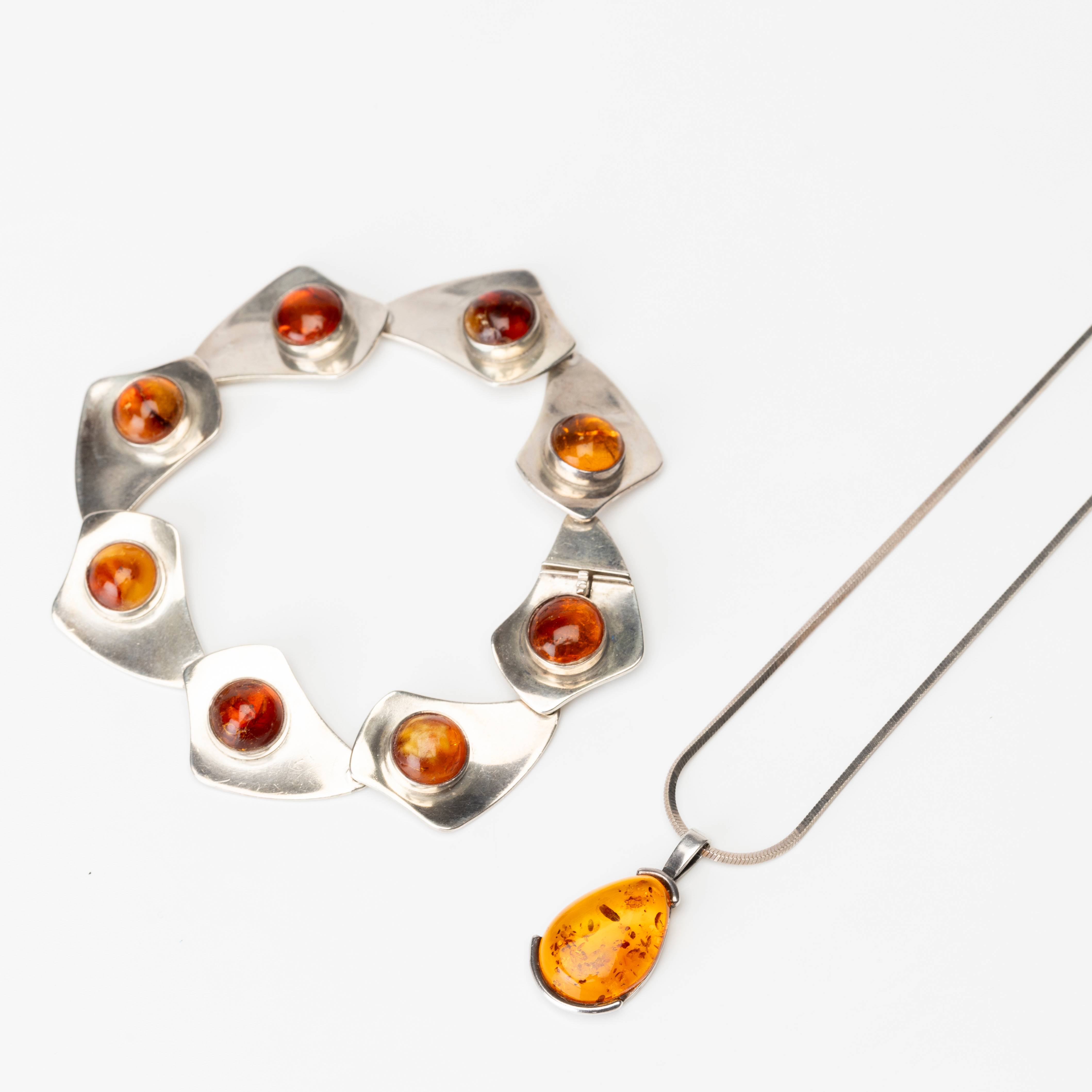 ARMBAND, silver,Thomas Skat Rordan, Danmark samt HÄNGE med kedja, silver, bärnsten/bärnstensimitation, 1900-tal.