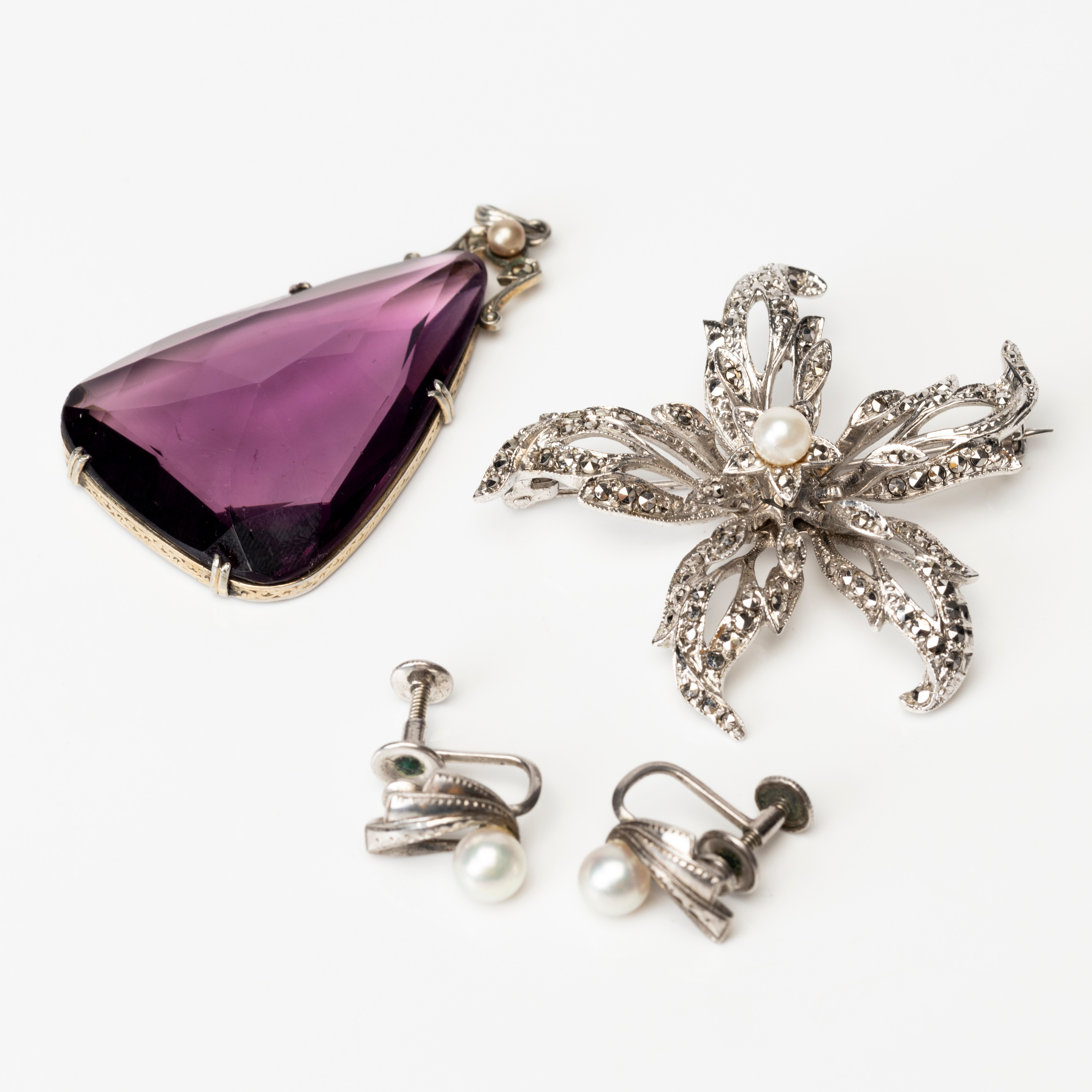 BROSCH, HÄNGE med glas samt ÖRHÄNGEN 1 par, delvis silver, markasiter, 1900-tal.