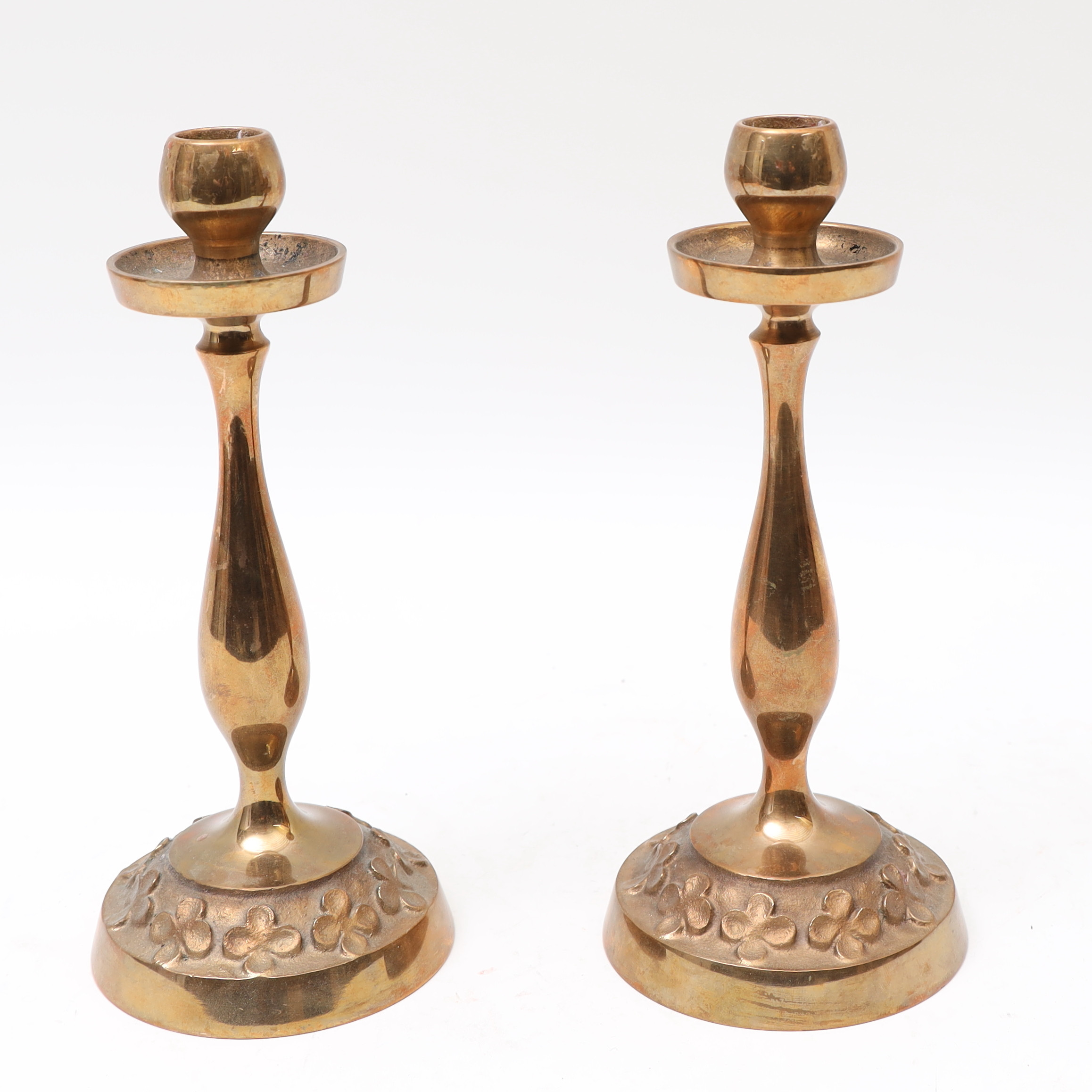 ERLAND SVENSSON. Ljusstakar ett par, mässing, med dekor av fyrklöver.