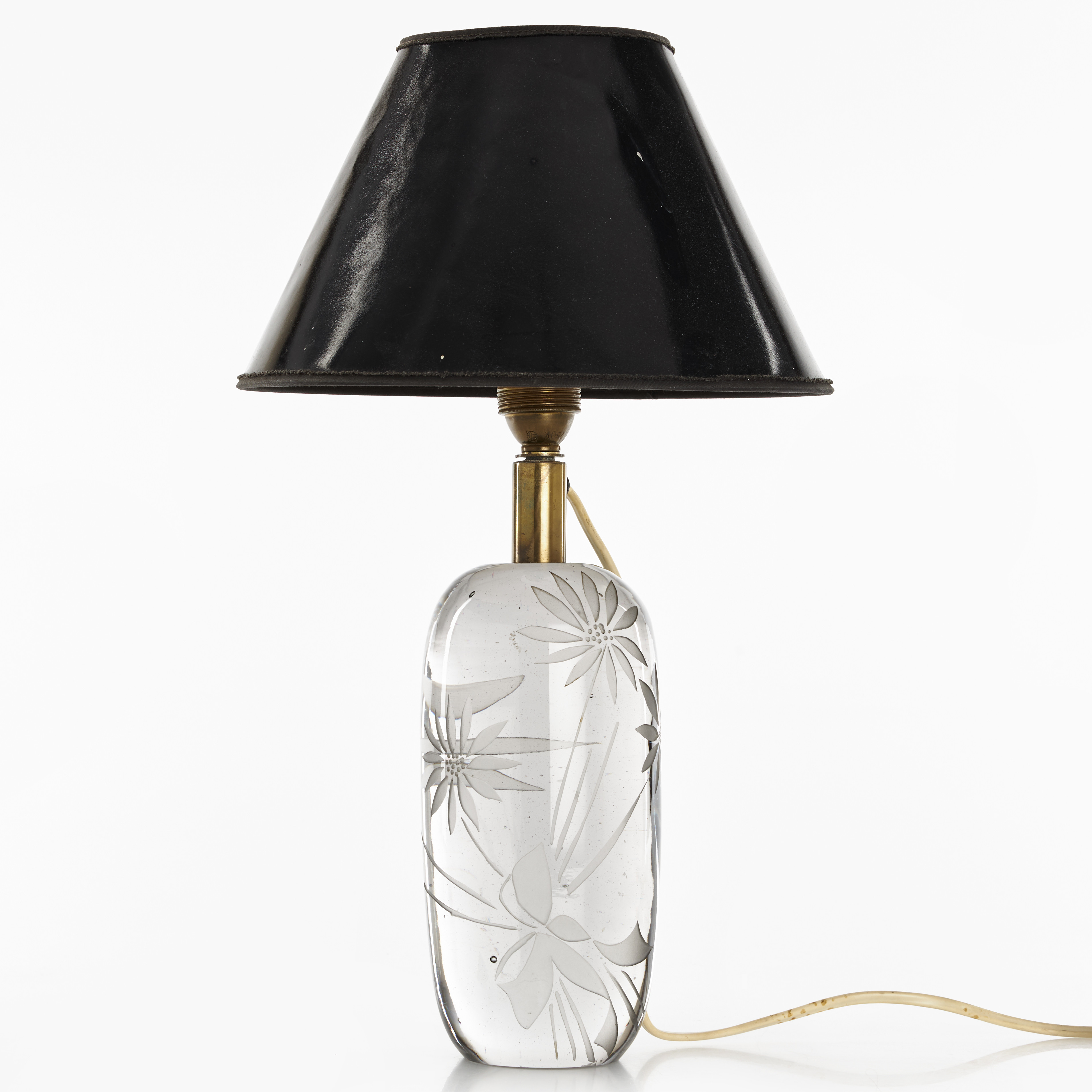 BORDSLAMPA. 1930/40-tal, Swedish Modern. Fot i massivt klarglas med slipad och etsad dekor av blomster.