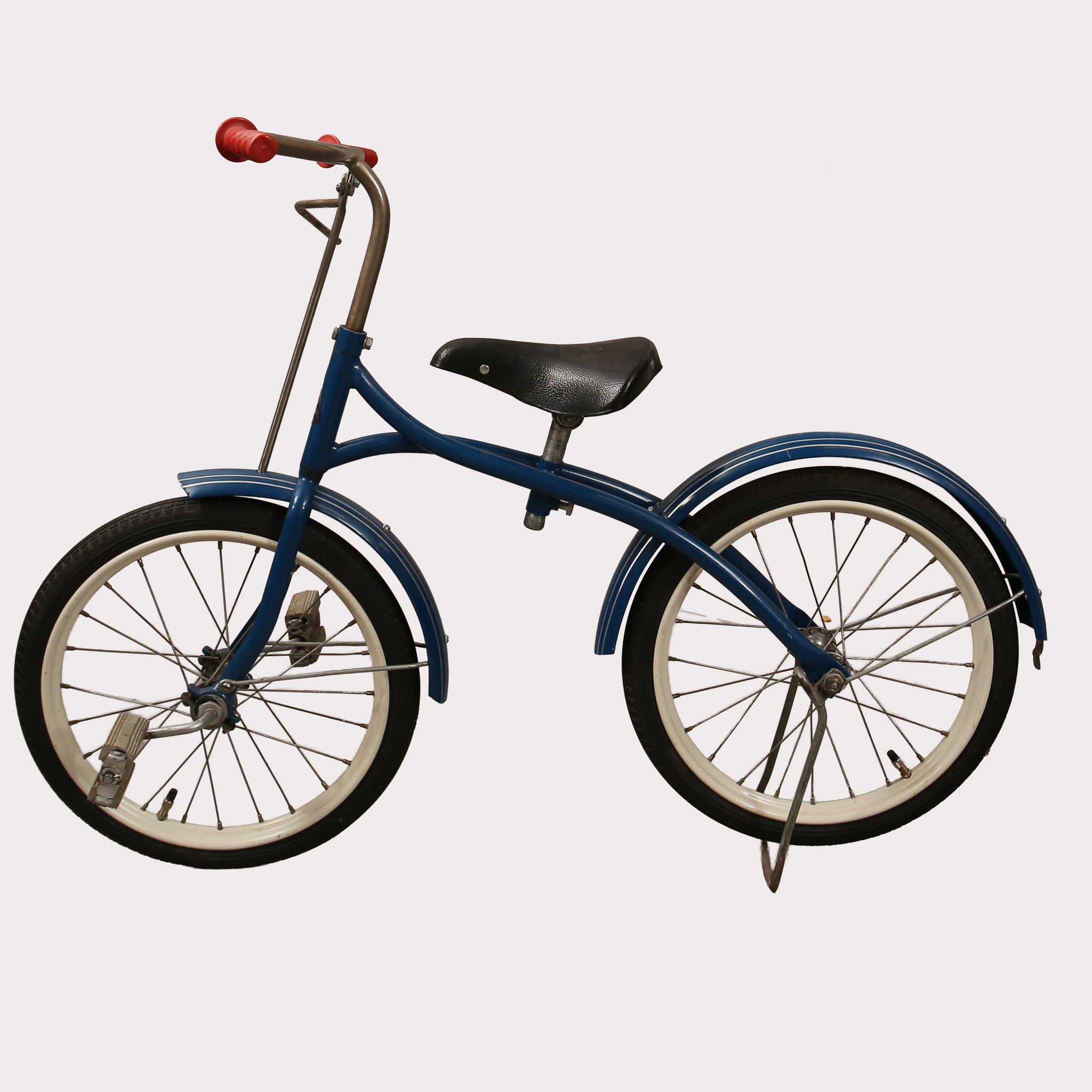 BARNCYKEL, Monark, blå med silverränder, stöd, pedaler och broms på framhjulet. 1900-talets tredje fjärdedel.