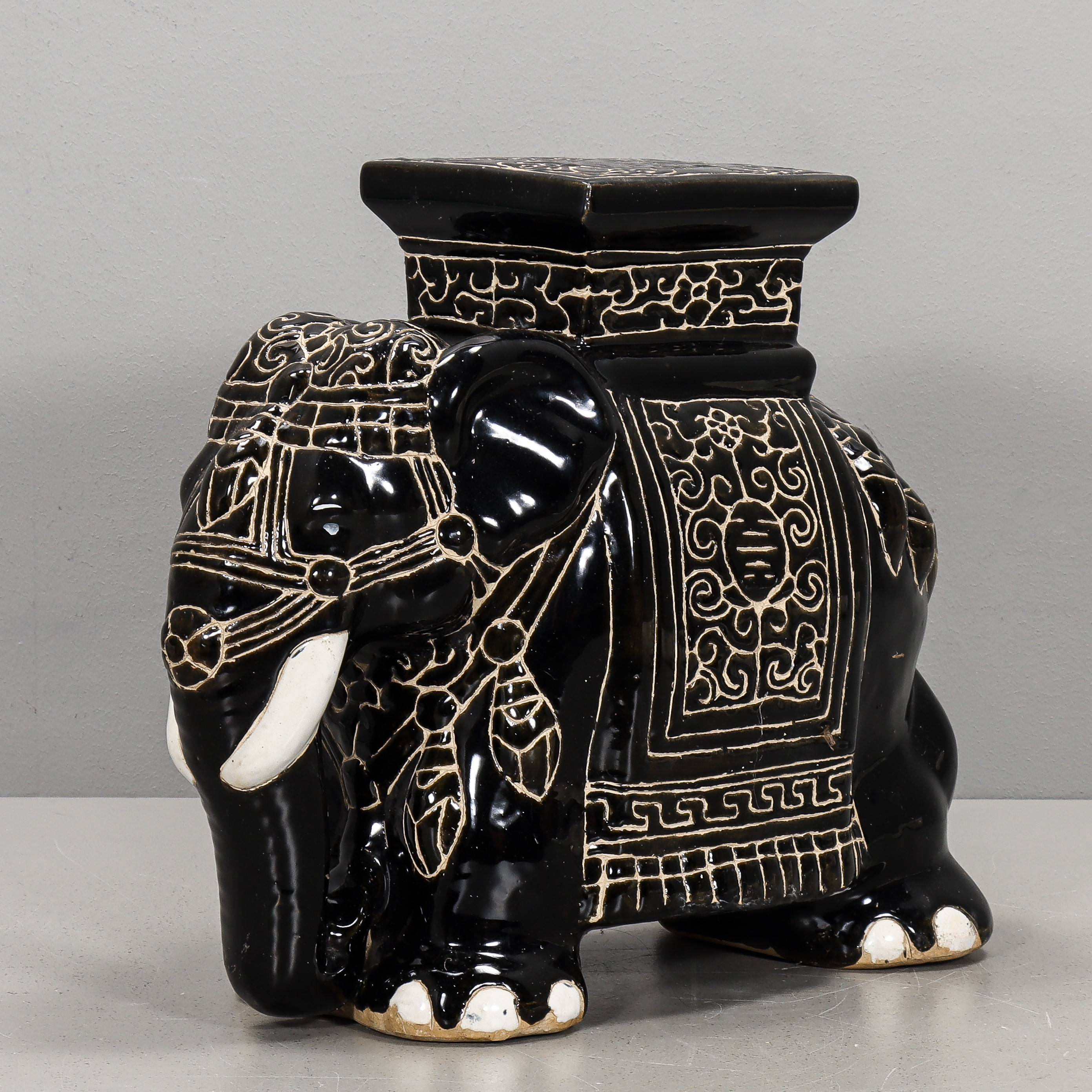 PIEDESTAL keramik, i form av elefant.