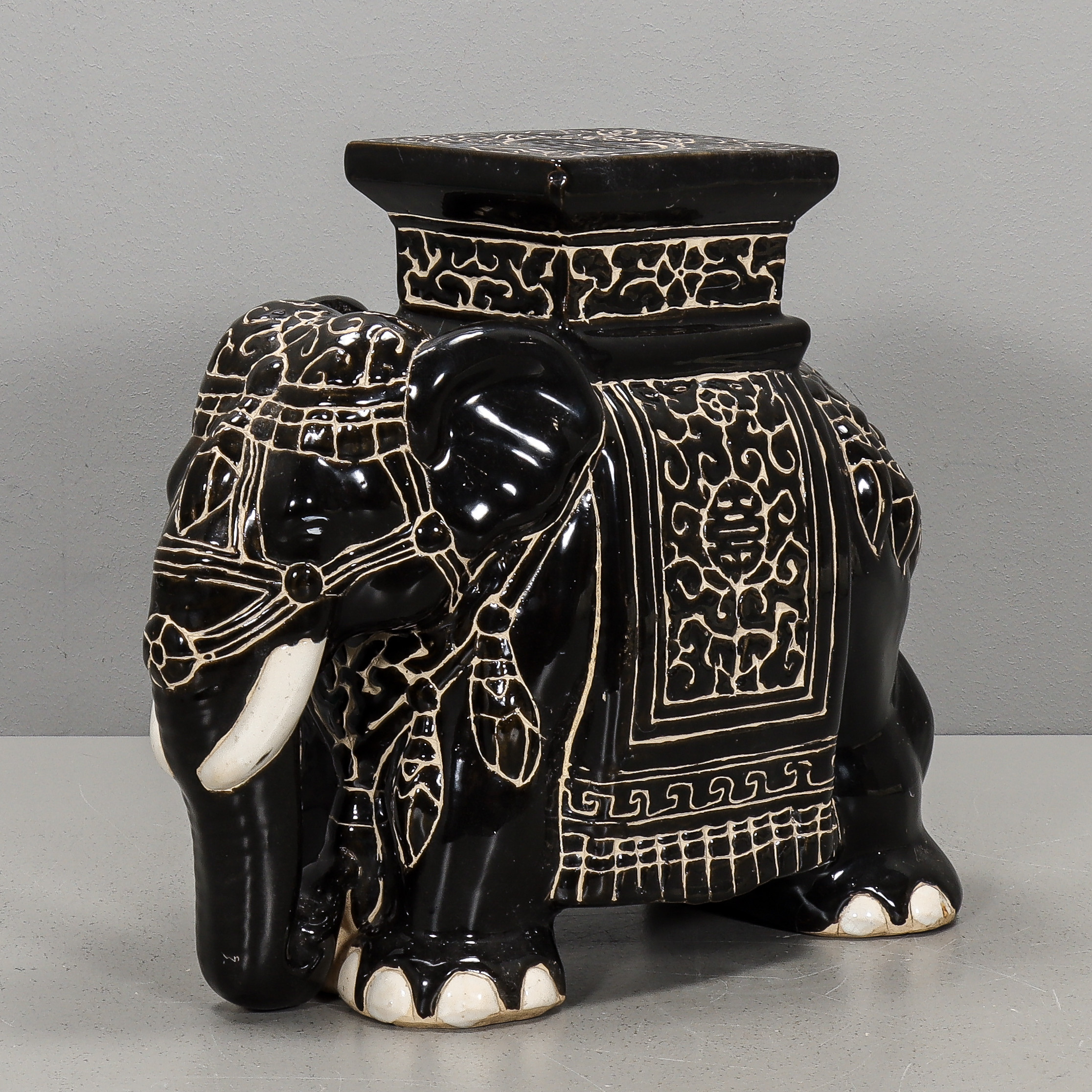 PIEDESTAL keramik, i form av elefant.