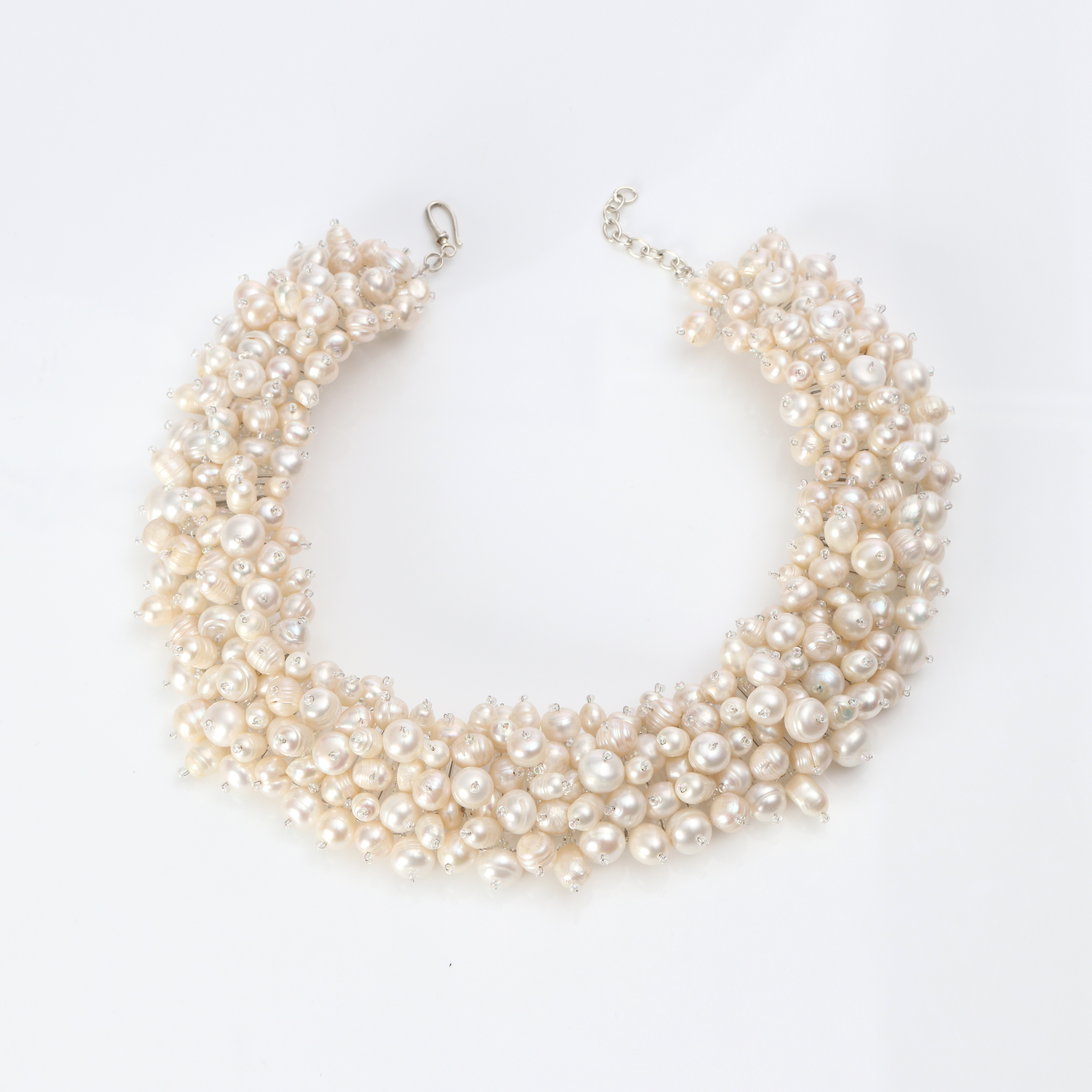 PÄRLKRAGE. Odlade sötvattenpärlor och glaspärlor.