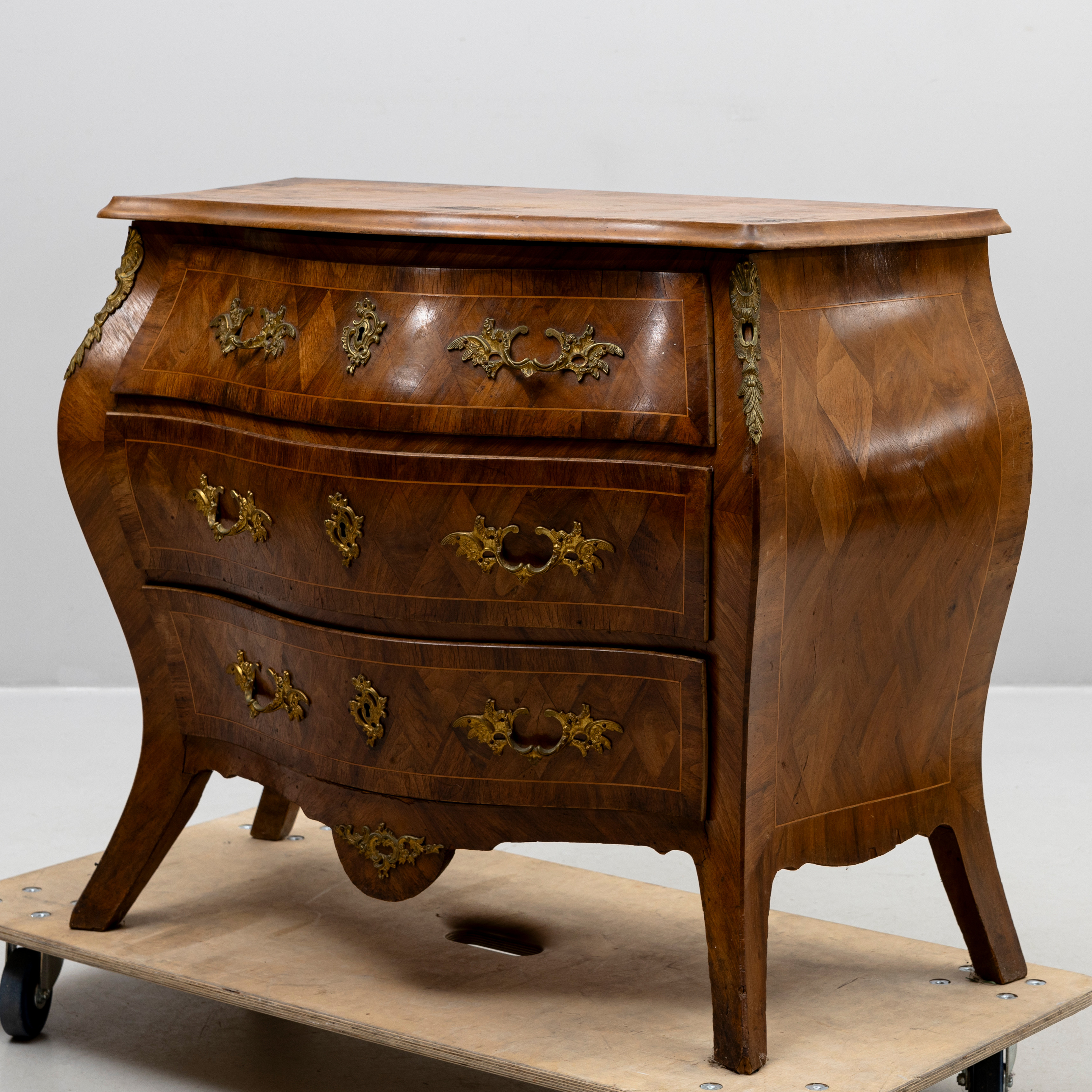 BYRÅ, rokokostil, fanér av valnöt, 1900-talets första hälft.