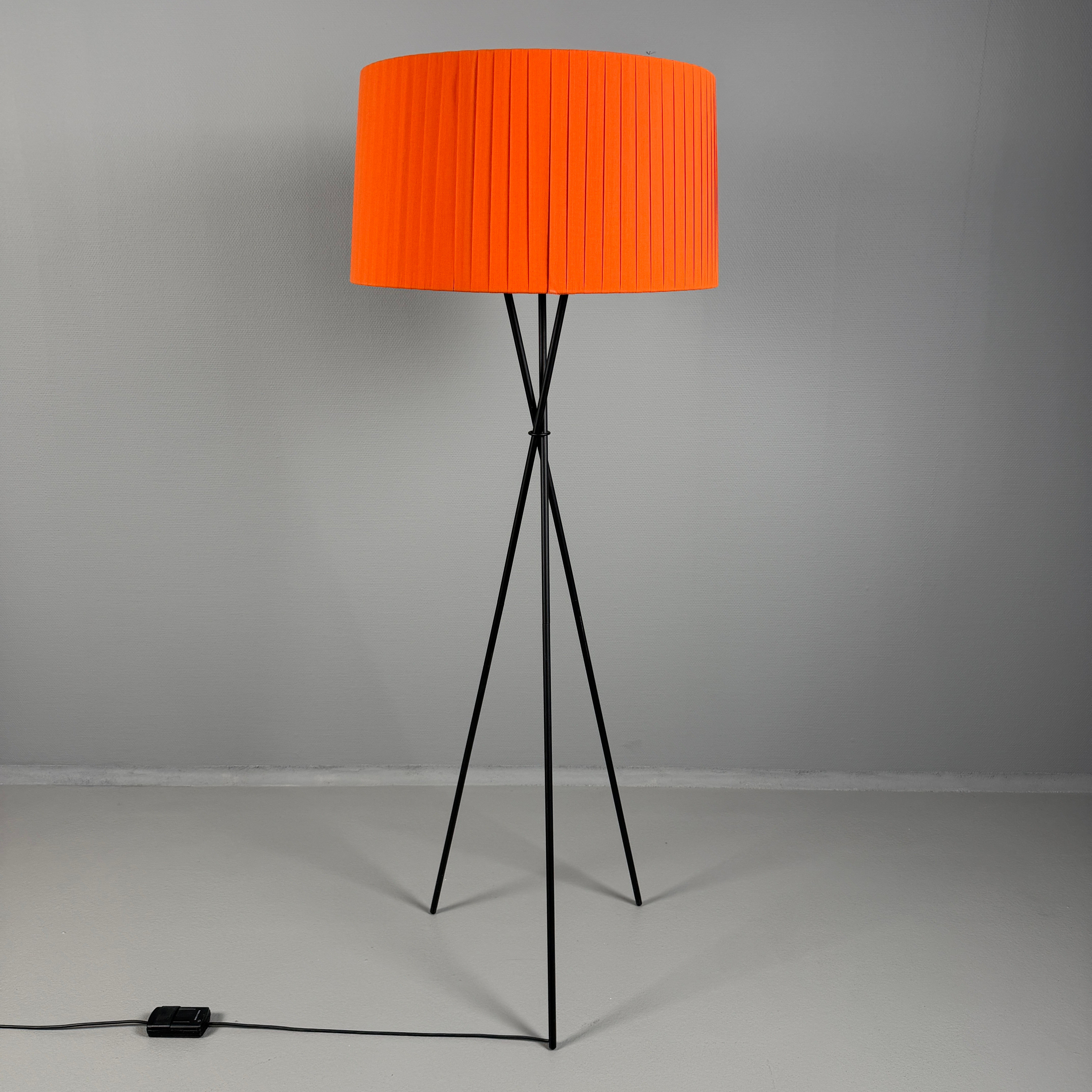 SANTA & COLE, golvlampa, "Tripode G5", pulverlackerad metallstomme, orange textilskärm.
