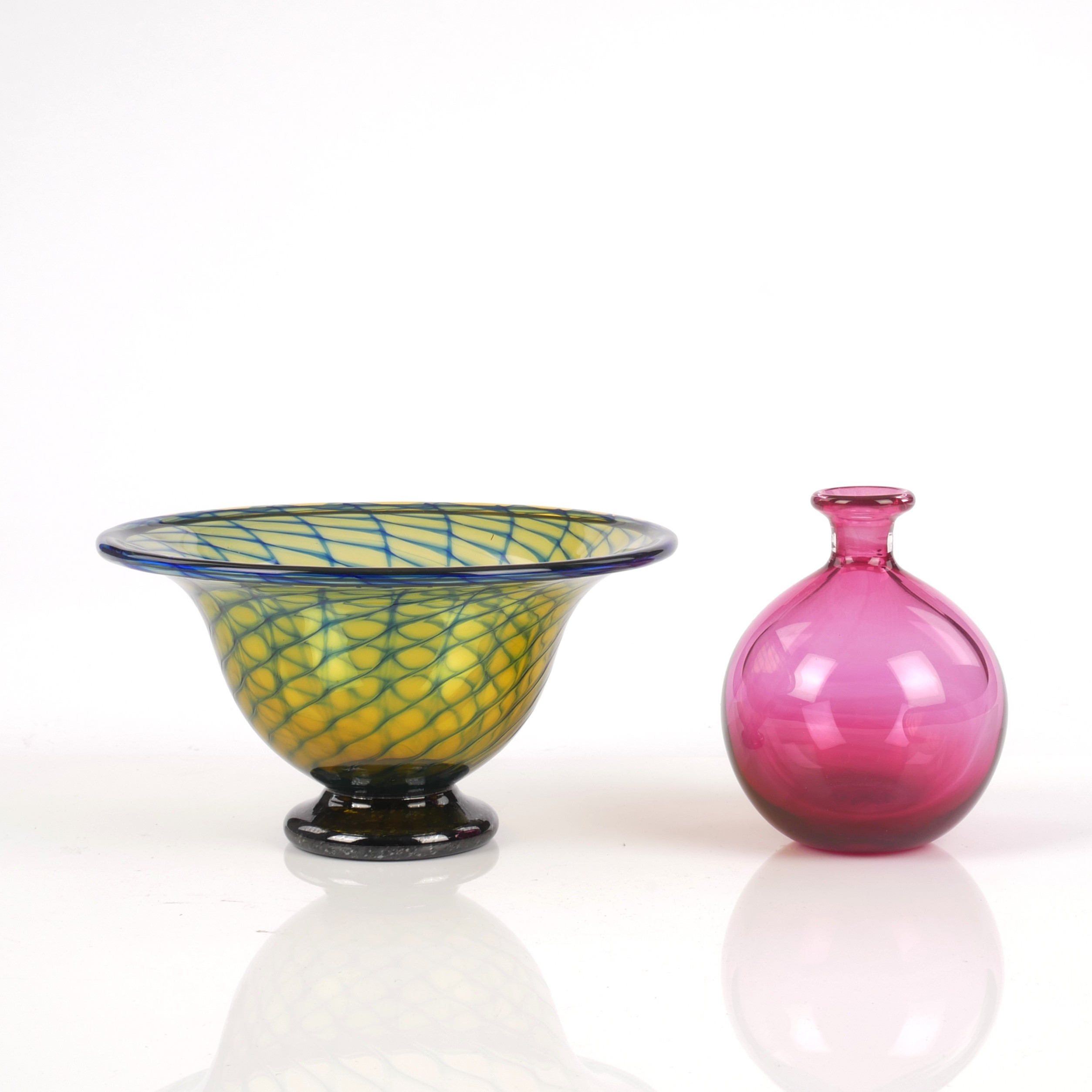 WILKE ADOLFSSON. Skål och flaska, konstglas, signerade.