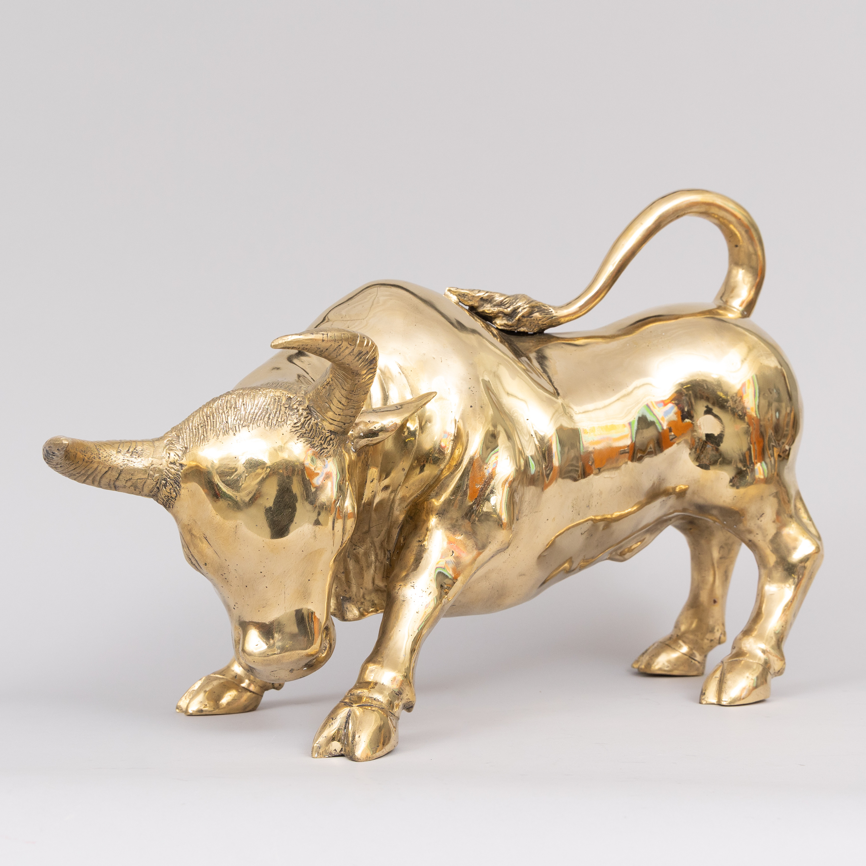 SKULPTUR, "Fighting Bull", gulpatinerad brons, Art People Gallery Sweden, stämplad APG.