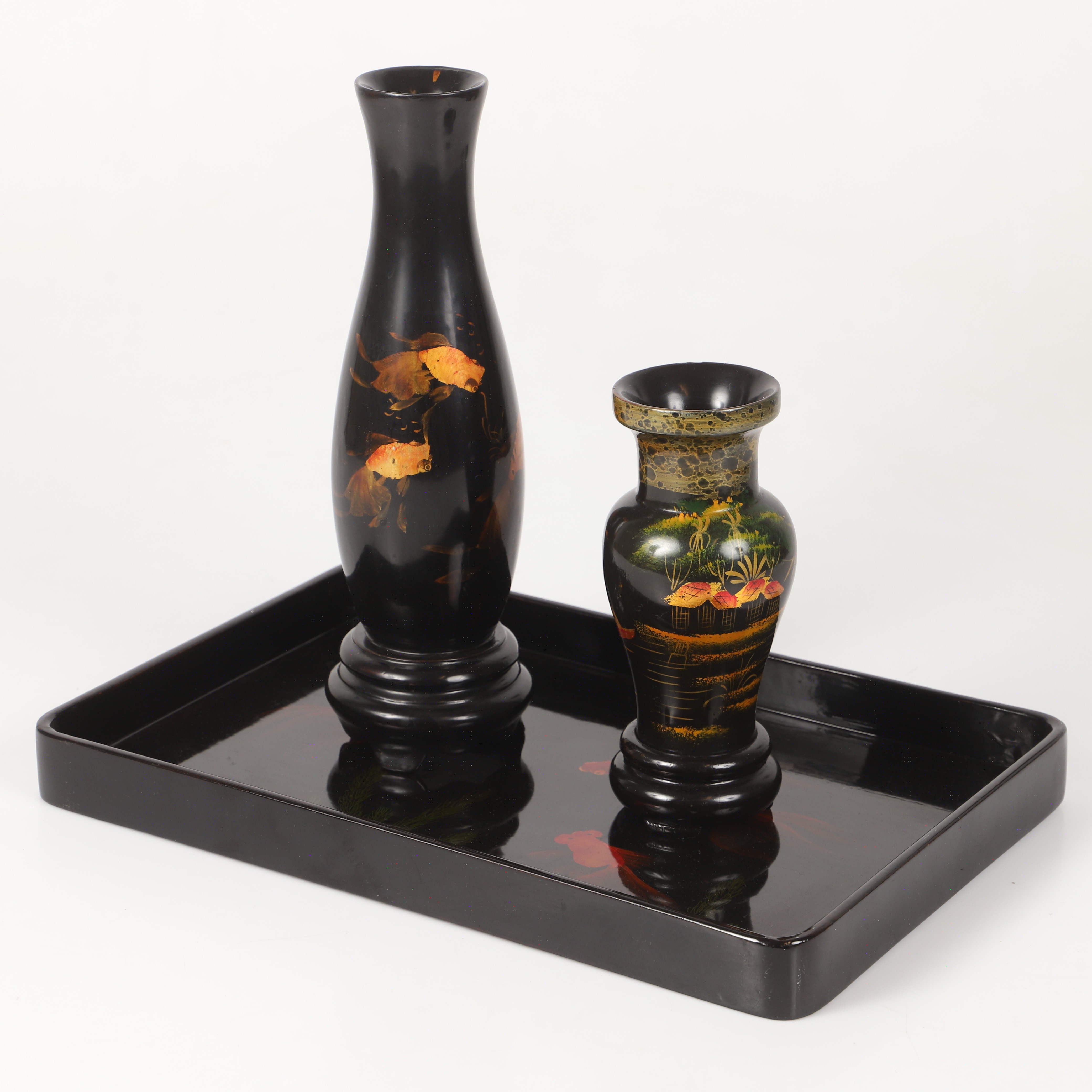 BRICKA OCH VASER, 3 stycken, lackarbeten, Kina, 1900-tal.