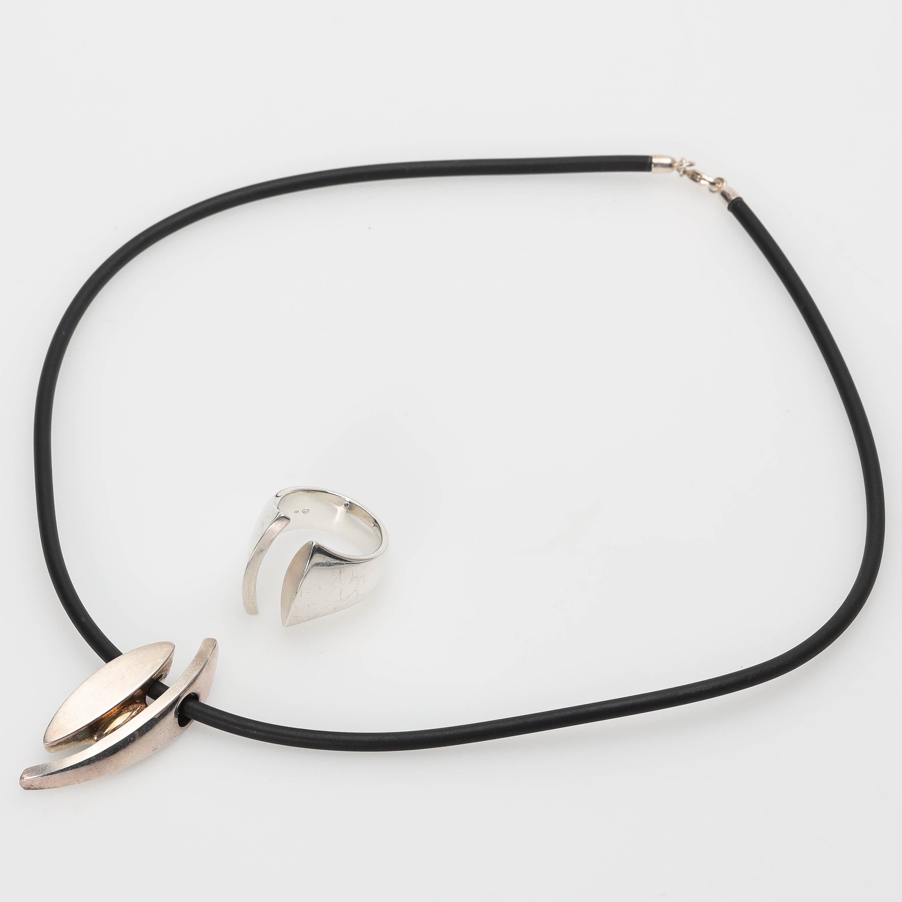 RING samt COLLIER, 2 delar, sterlingsilver, gummisnodd.
