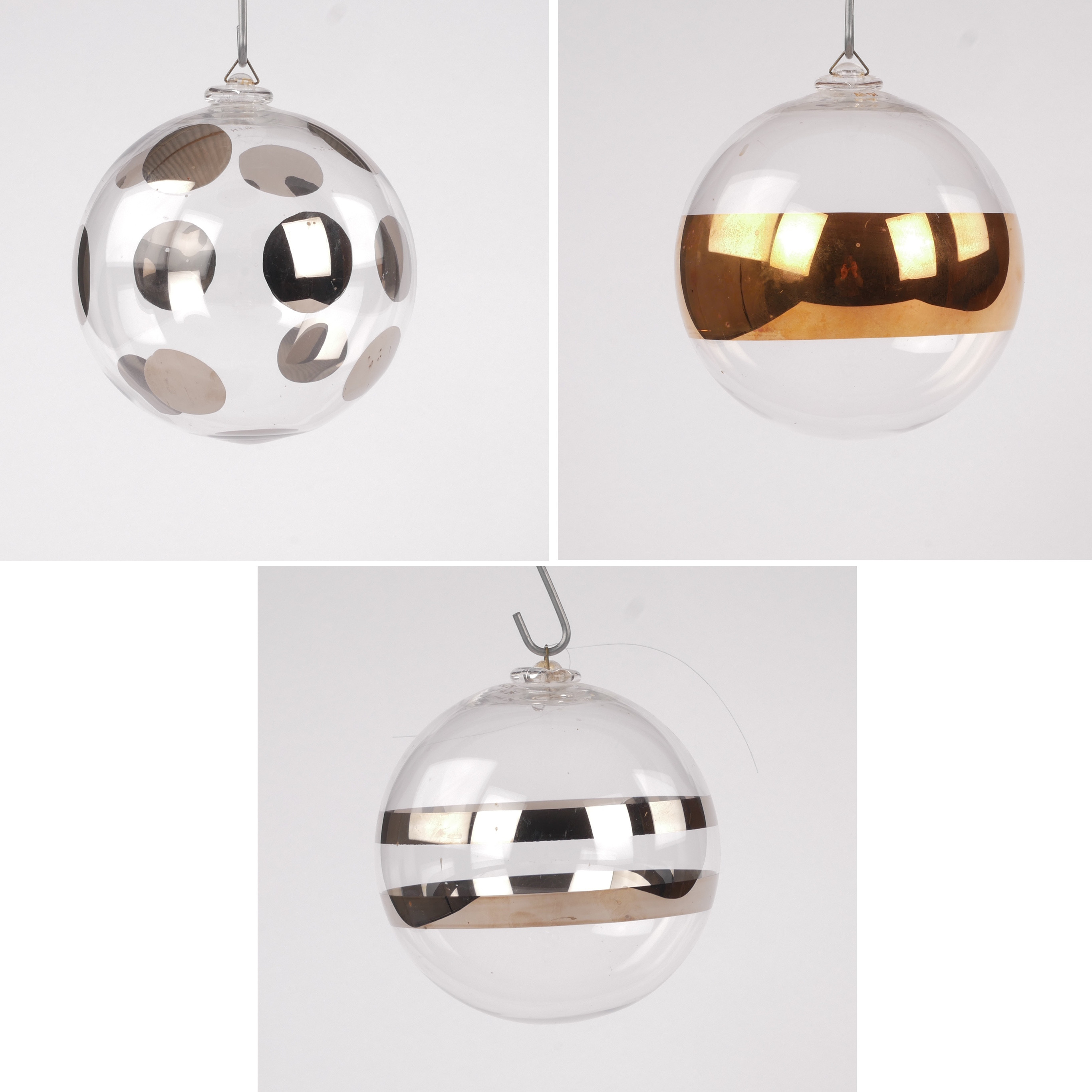 ANNE NILSSON. Fönsterhängen, 3 st, "Joy", klotformat klarglas med gulddekor, Orrefors.