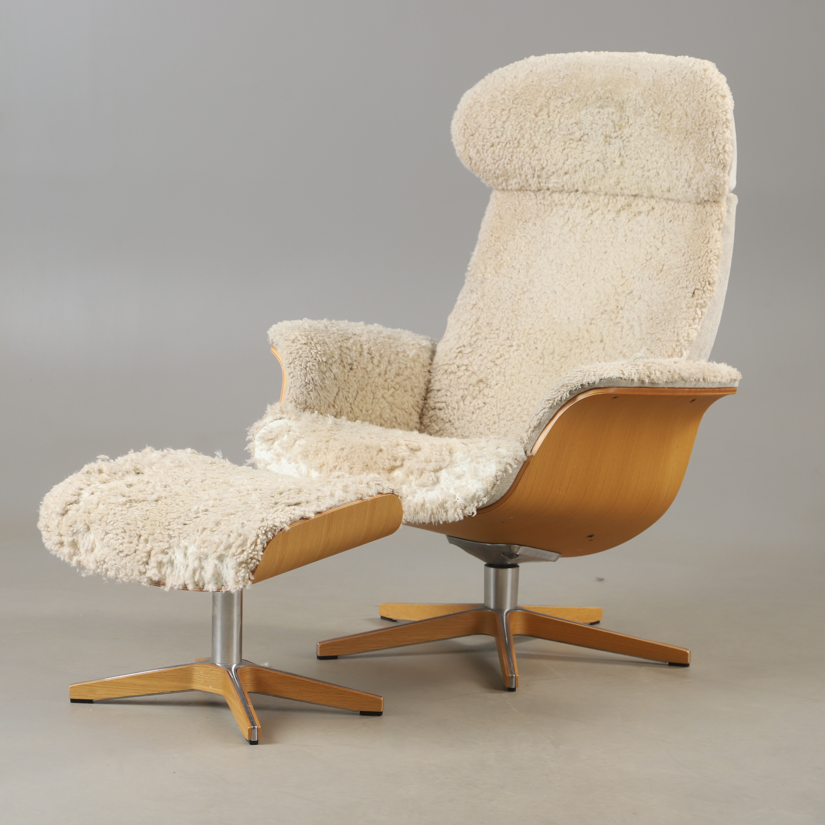 FÅTÖLJ MED FOTPALL, "Timeout", fårskinn, ek och metall, Conform, samtida.