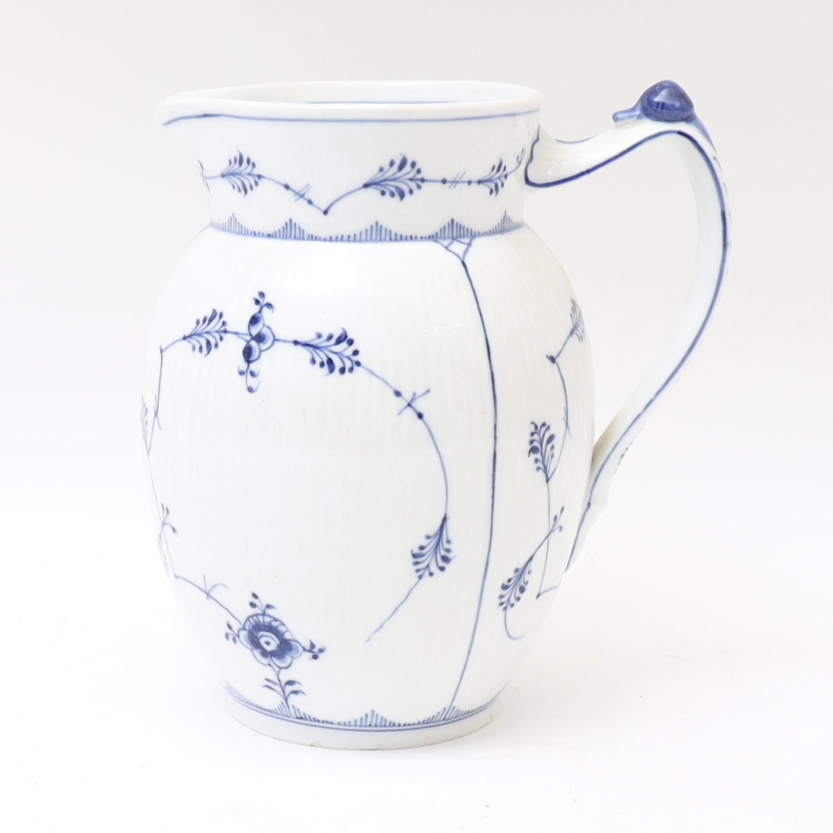 ARNOLD KROGH. Serveringskanna, Musselmalet, Royal Copenhagen Modell 162.