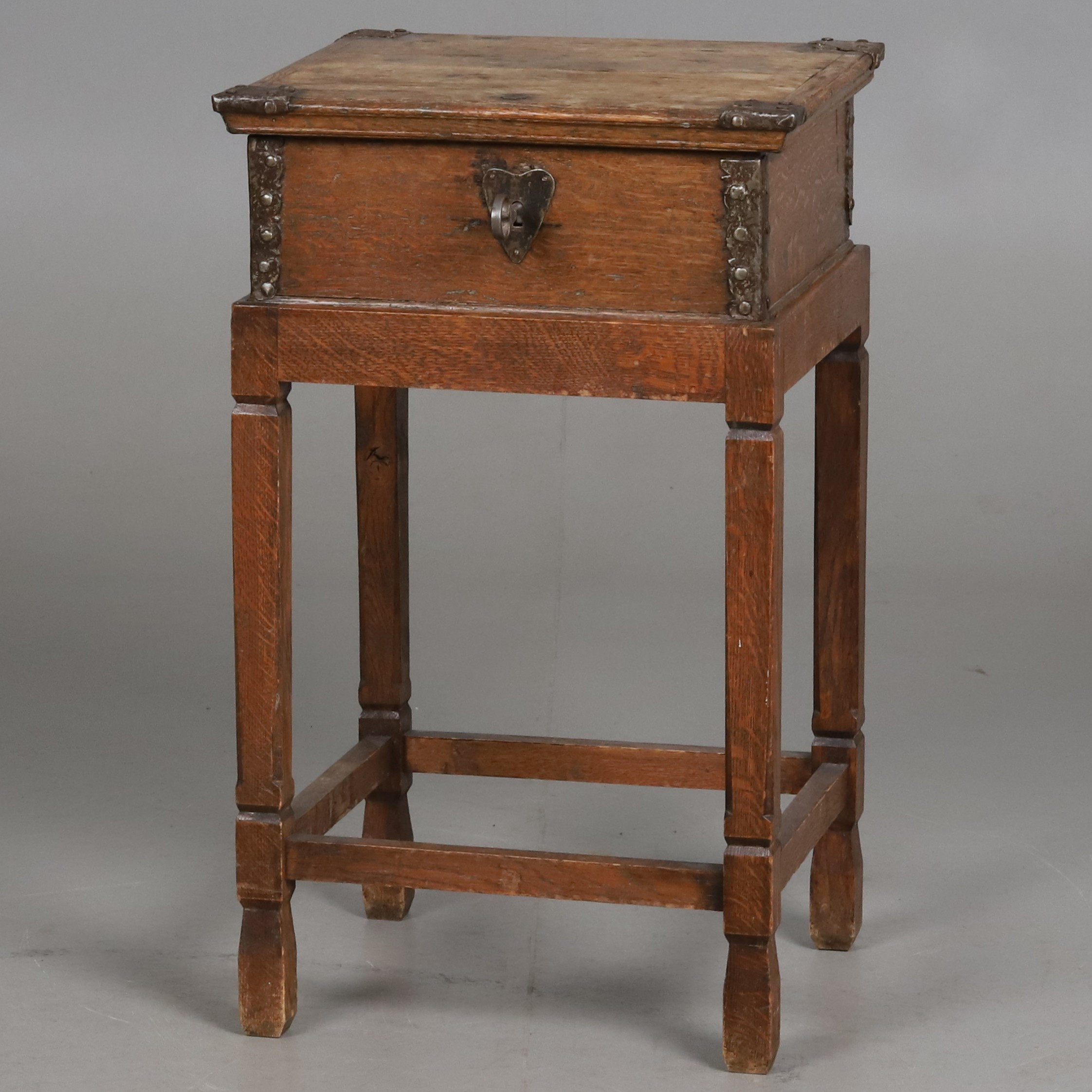 KISTA på BEN, Trä med metallbeslag. 1700-tal.