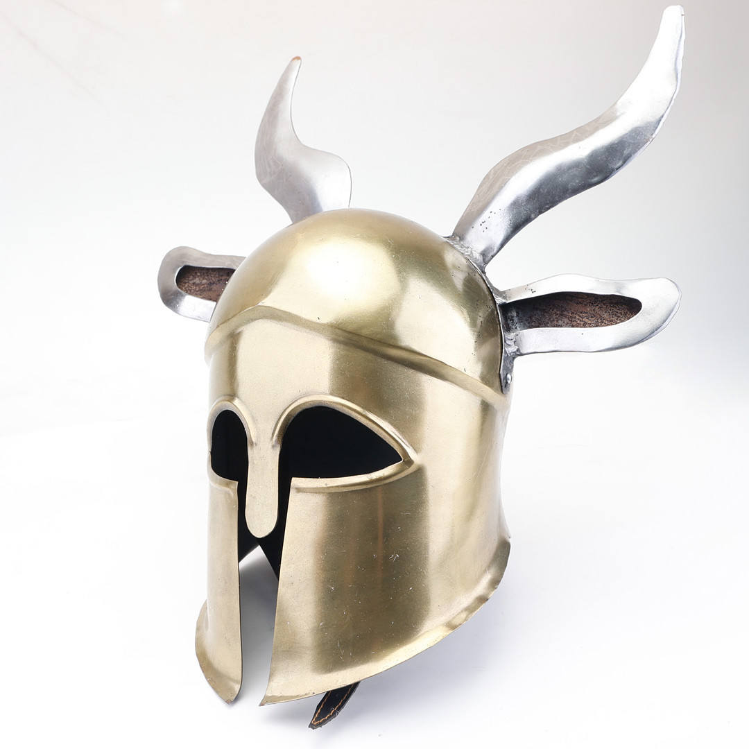 HJÄLM. Med horn, metall, samtida replika.
