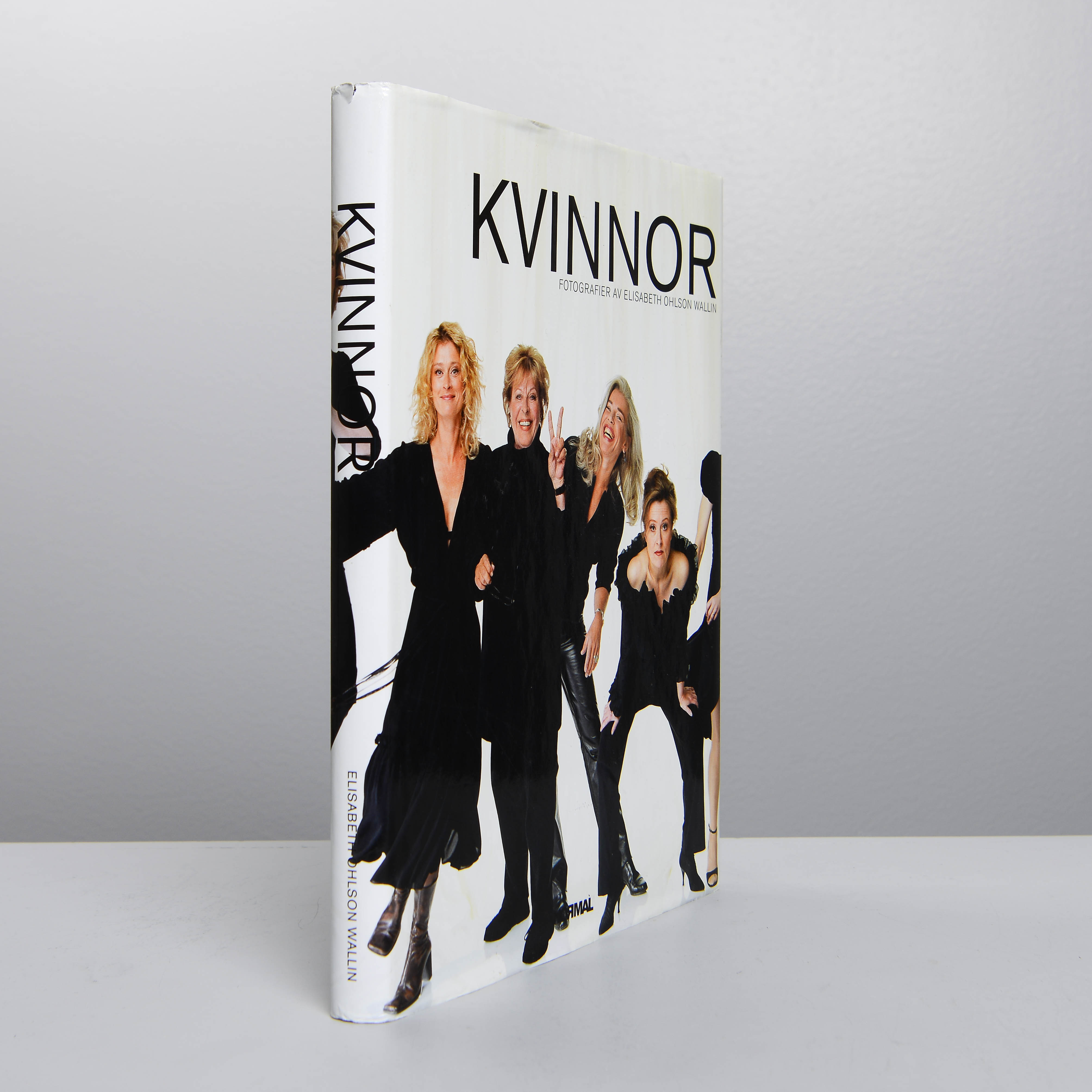 ELISABETH OHLSON WALLIN. "Kvinnor", bok, 1 upplaga, Normal Förlag, 2005.