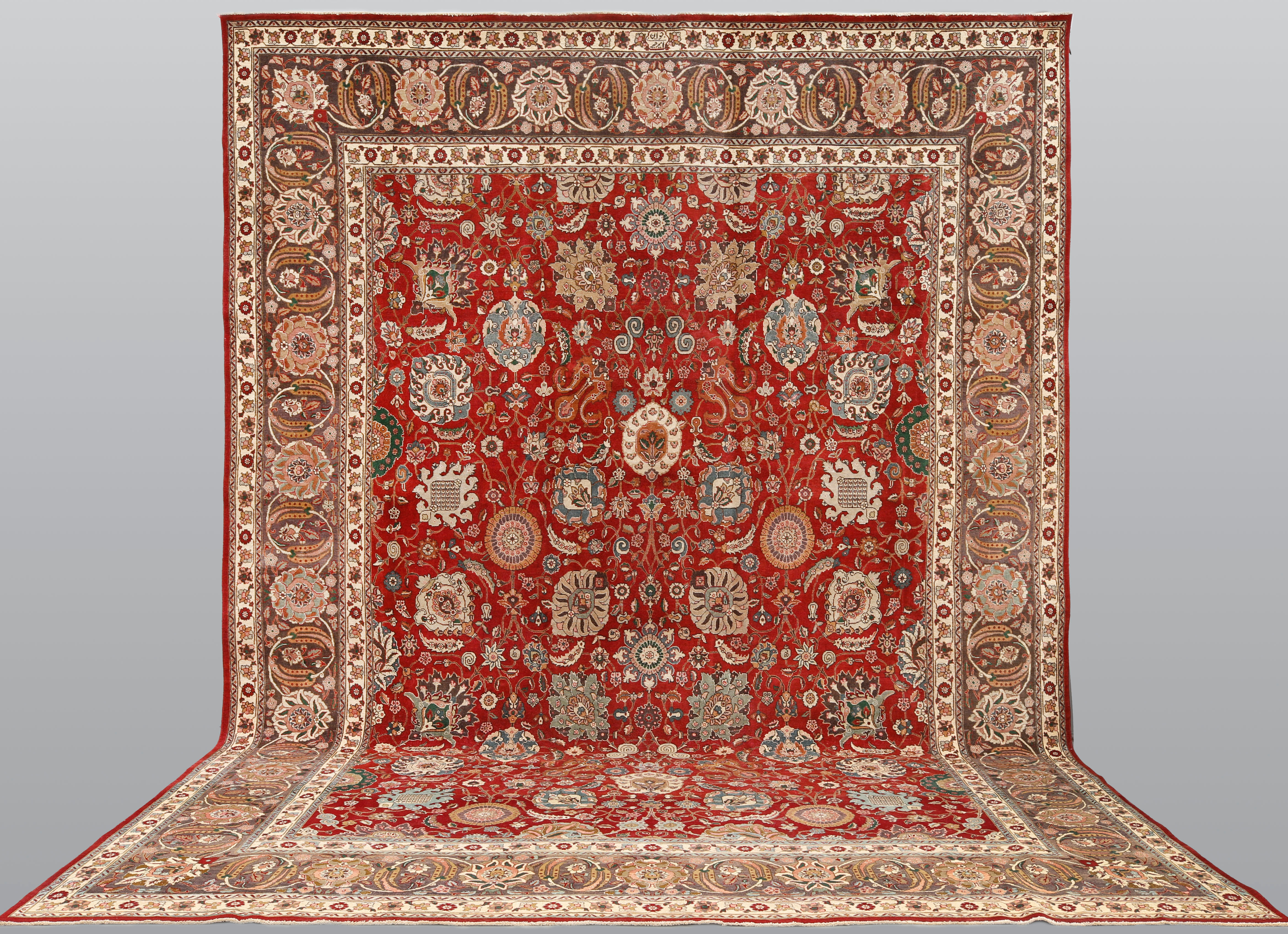 MATTA. Täbriz patinerad, signerad "Jevan", 485 x 343 cm.