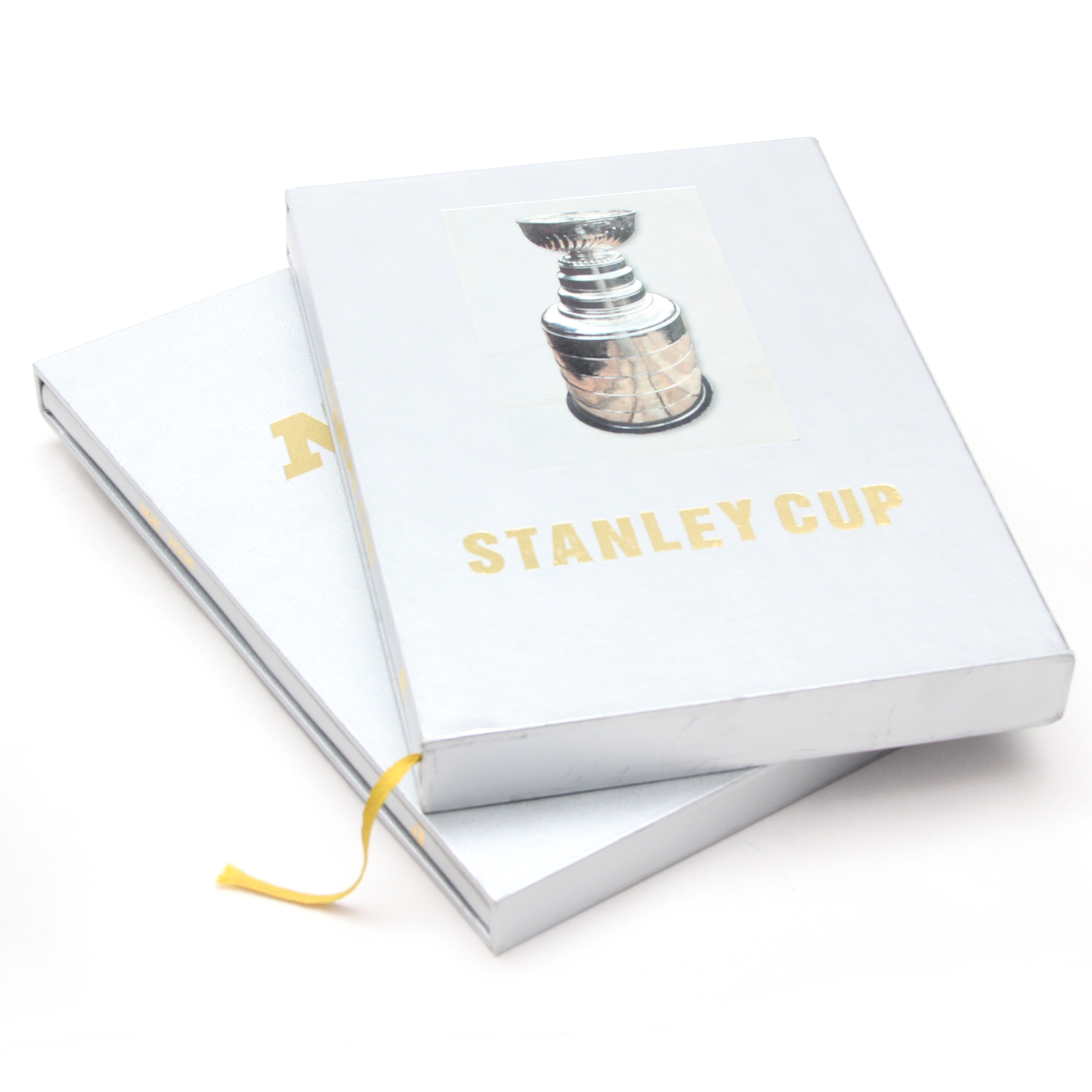 ISHOCKEYBÖCKER 2 st Stanley Cup och NHL, i kasetter. Numrerad upplaga 249 ex och 499 ex.