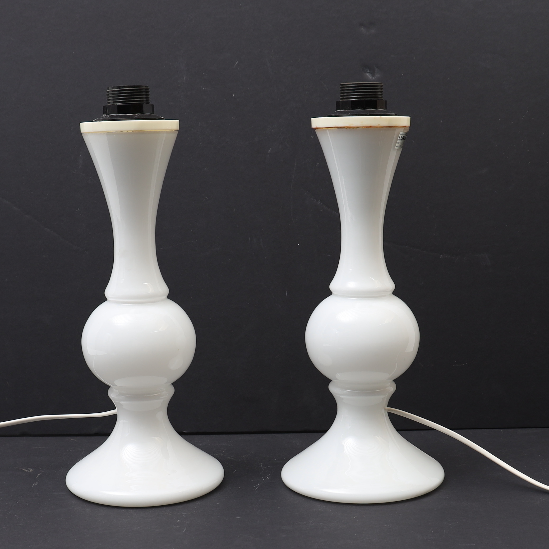 UNO OCH ÖSTEN KRISTIANSSON. Bordslampor, ett par, Luxus, Modell 213, vitt opalinglas.