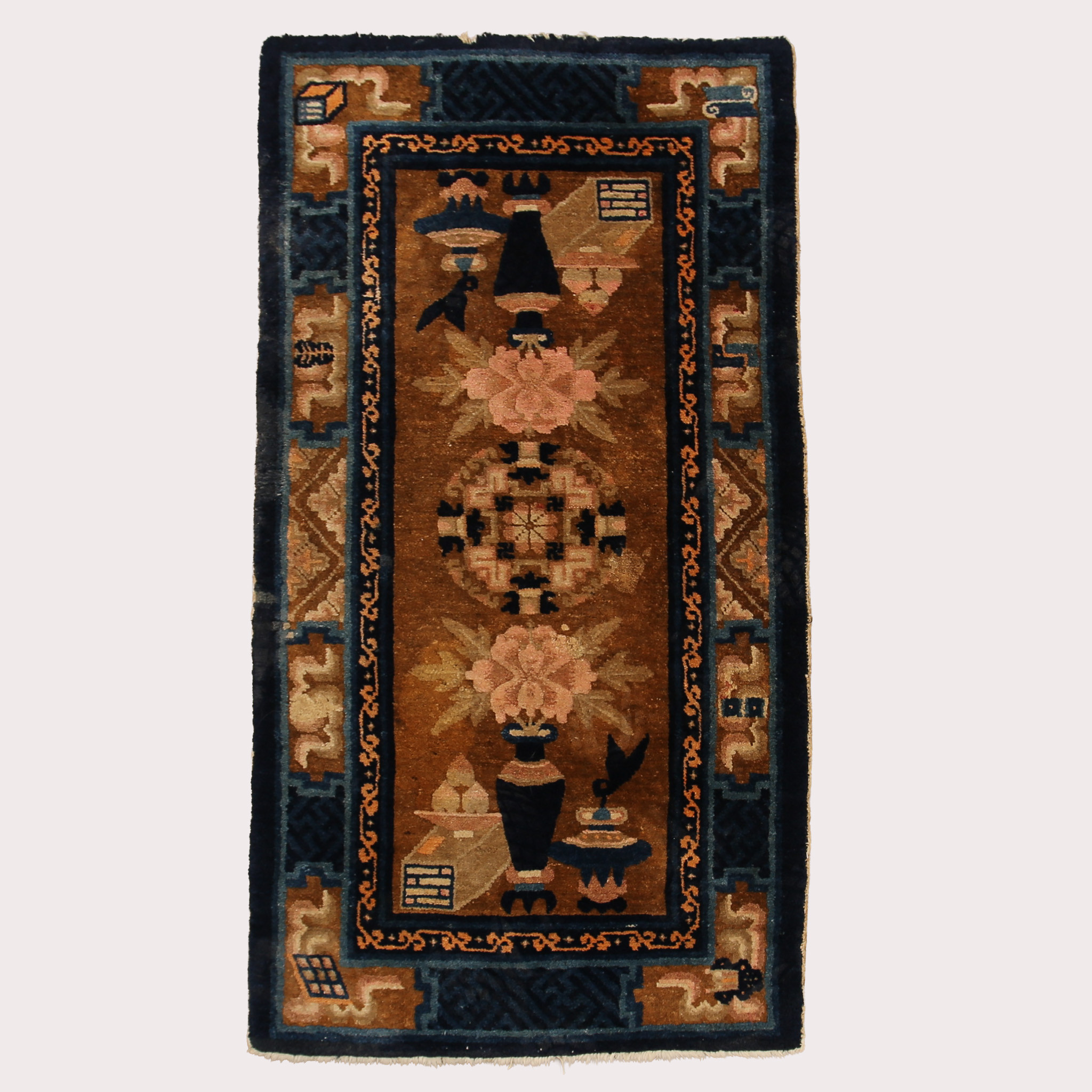BAOTOU, handknuten matta, motiv BA BAO, polykrom. Inre Mongoliet omkring 1920.