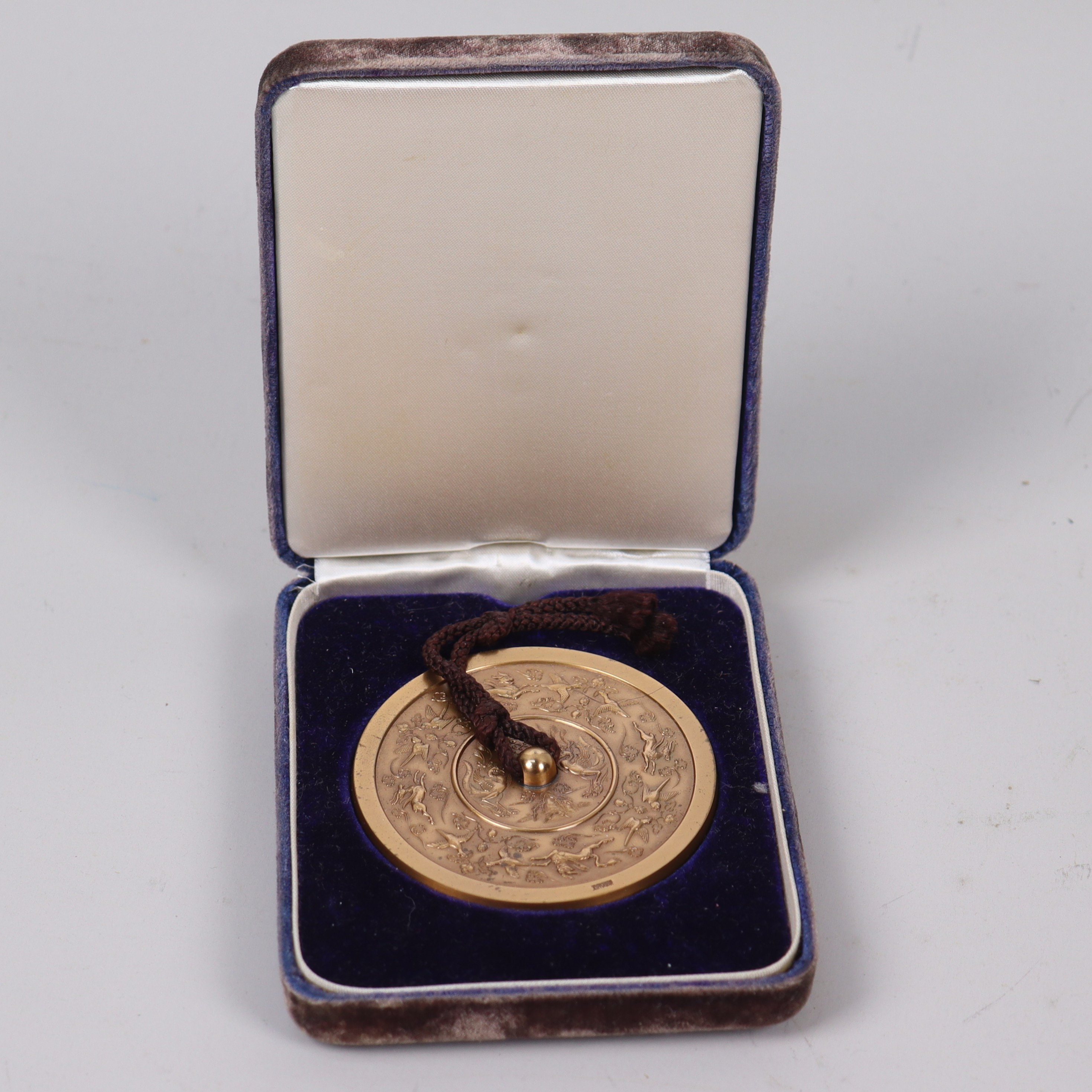 BRONSSPEGEL, Japan, med reliefdekor.