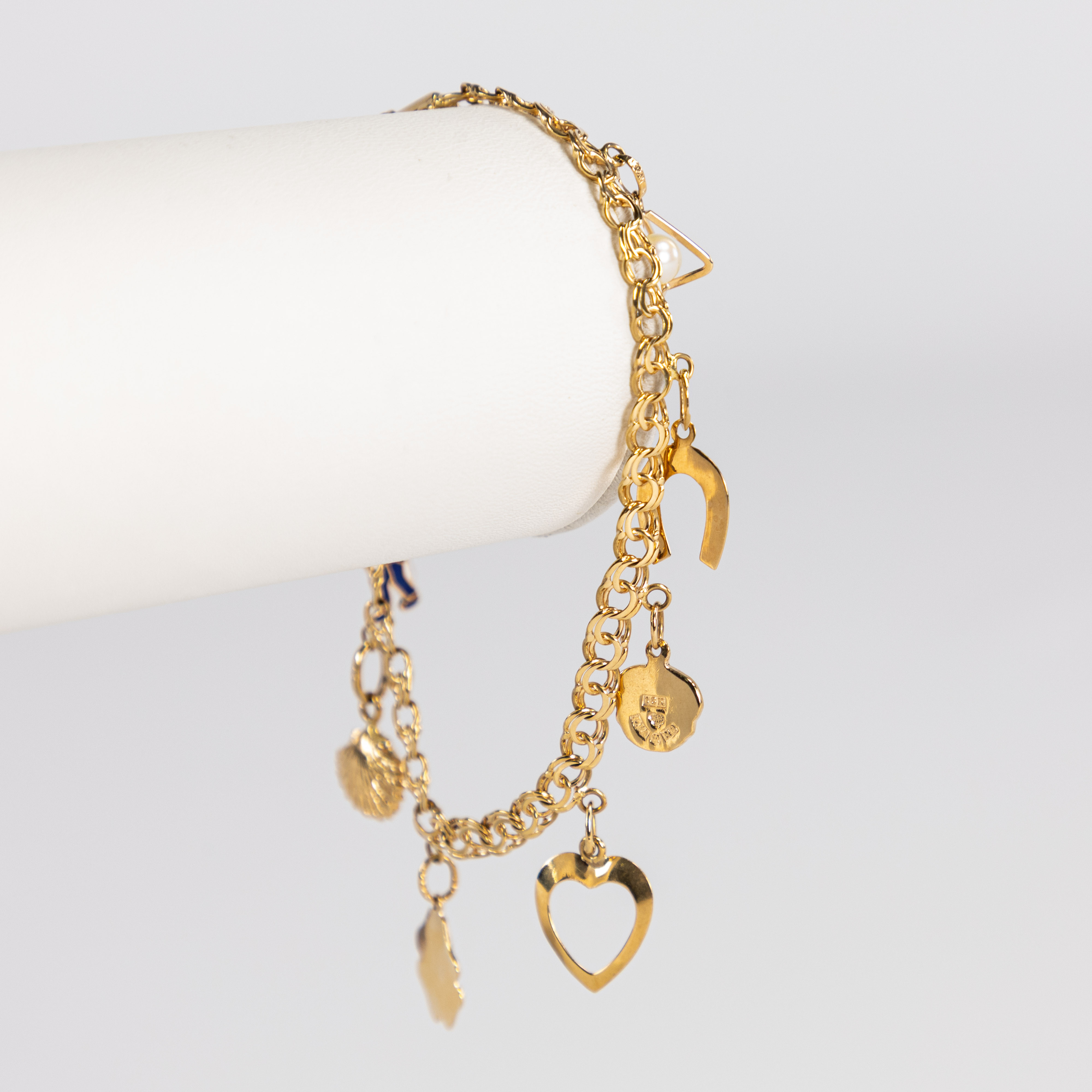 ARMBAND. Bismarck, med berlocker, 18k guld.