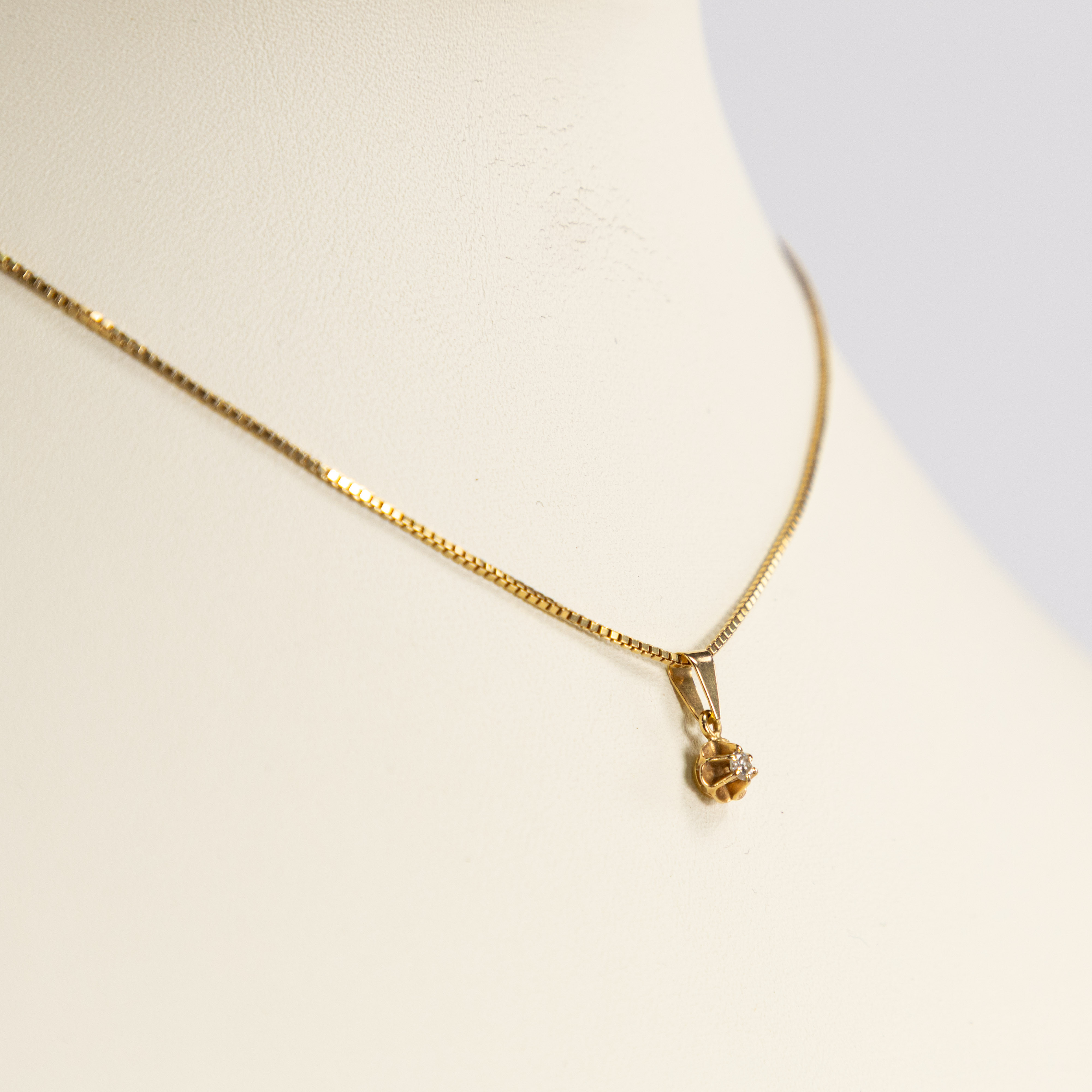 KEDJA MED DIAMANTHÄNGE. 18k guld.