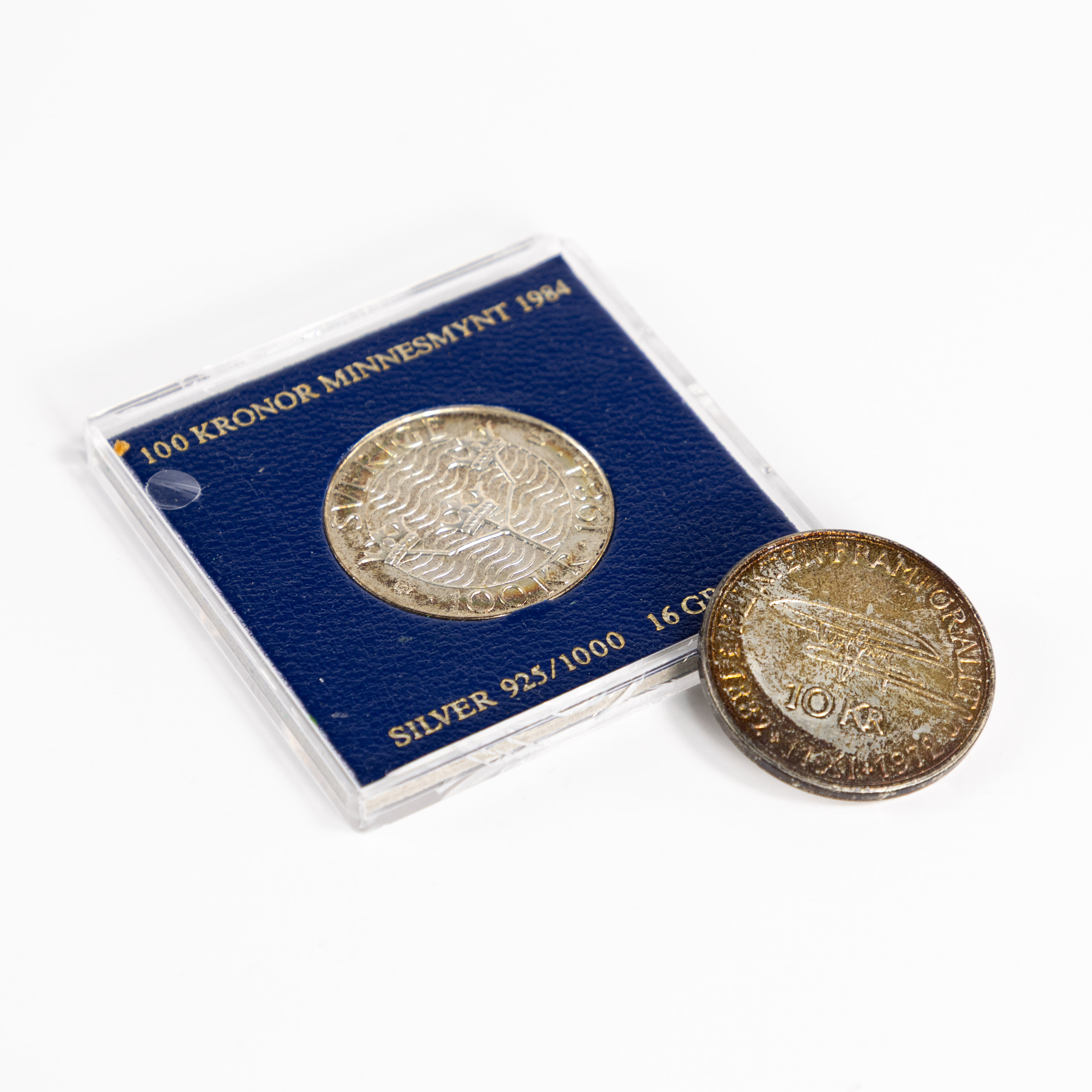 MYNT, 2 st, silver, 10 kr 1972, 100 kr 1984.