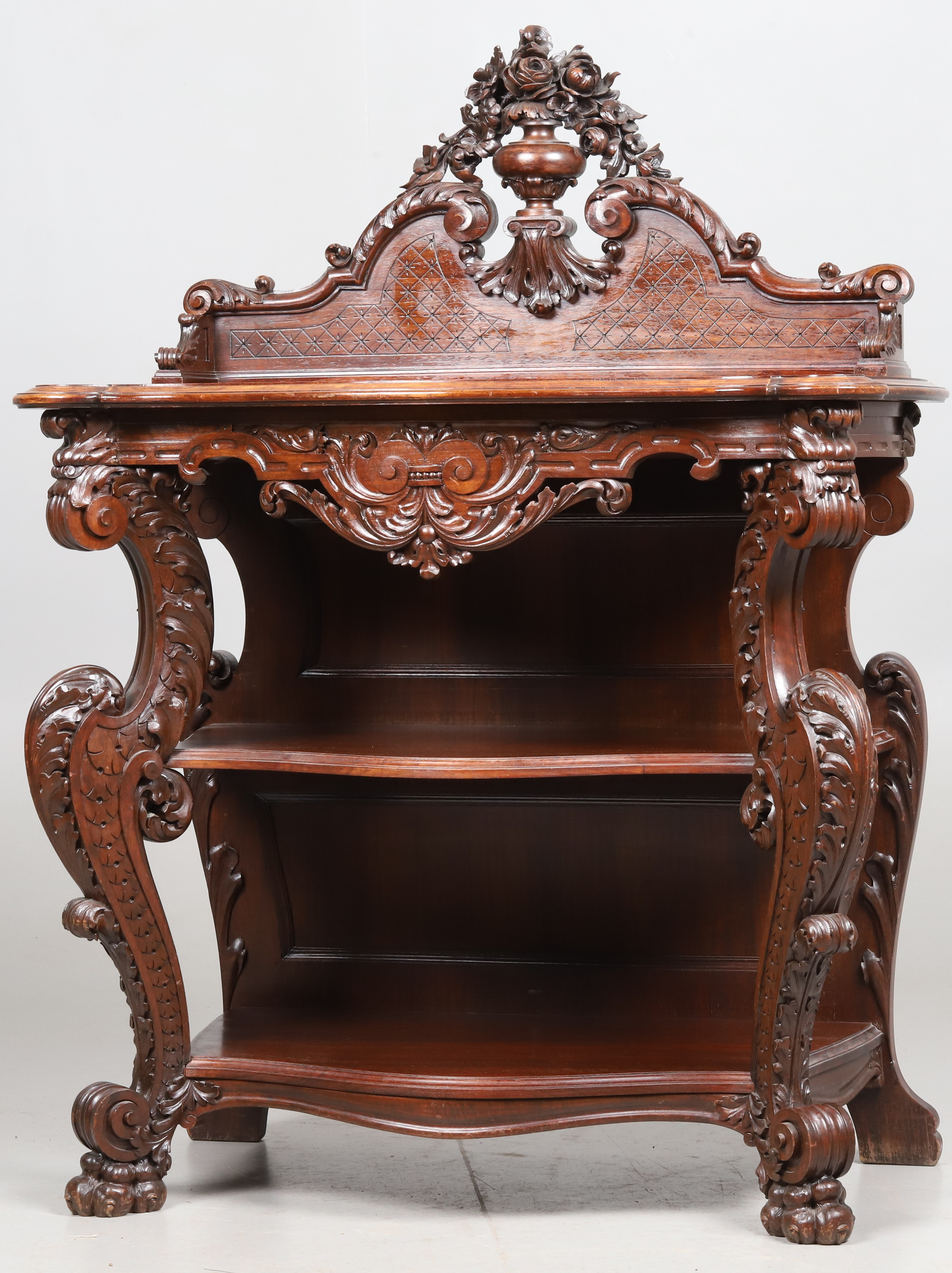 ETAGERE. HYLLPLAN MED RIKLIGT SKUREN DEKOR, PÅ LEJONTASSAR, MAHOGNY.
