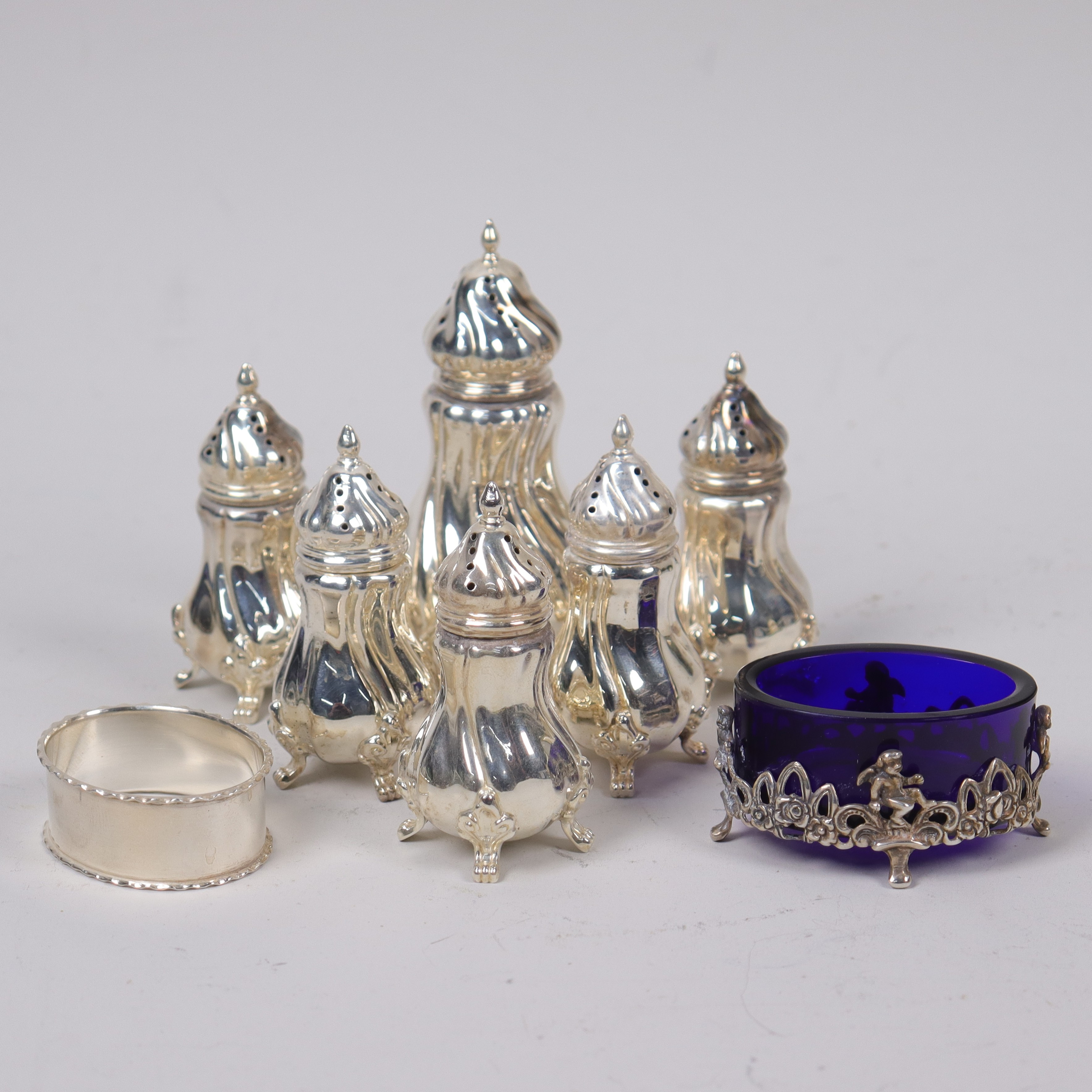 SILVER, pepparströare, saltkar samt servettring, 8 delar.