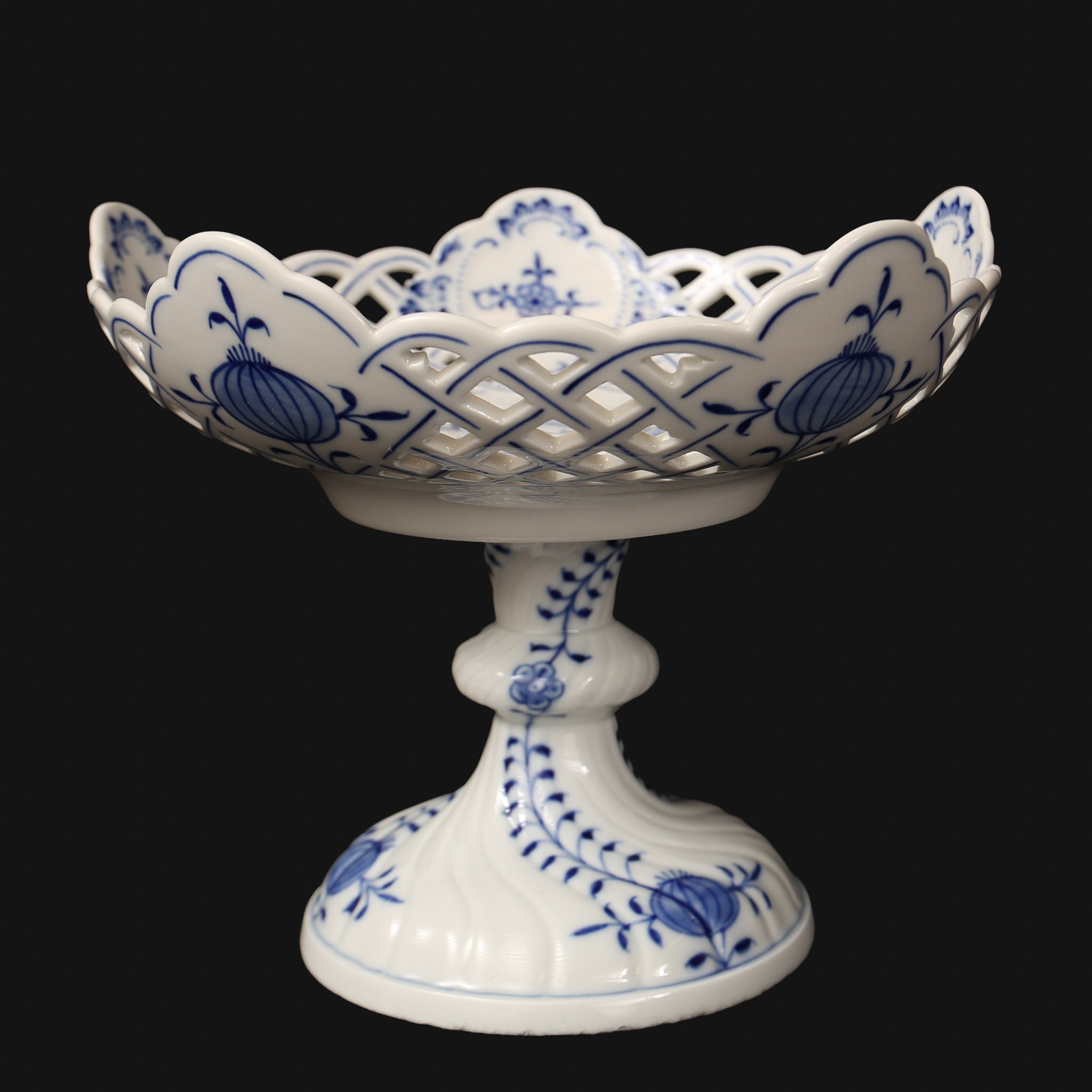 SKÅL PÅ FOT, porslin, Meissen lökmönstrad/zweibelmüster , Tyskland.