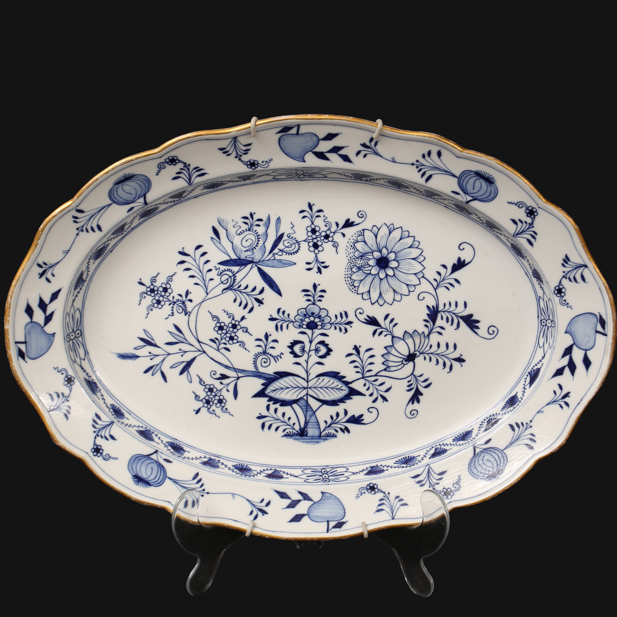 STORT STEKFAT/SERVERINGSFAT, porslin, Lökmönstrat/zweibelmüster, Meissen med guldförgylld kant, Tyskland.