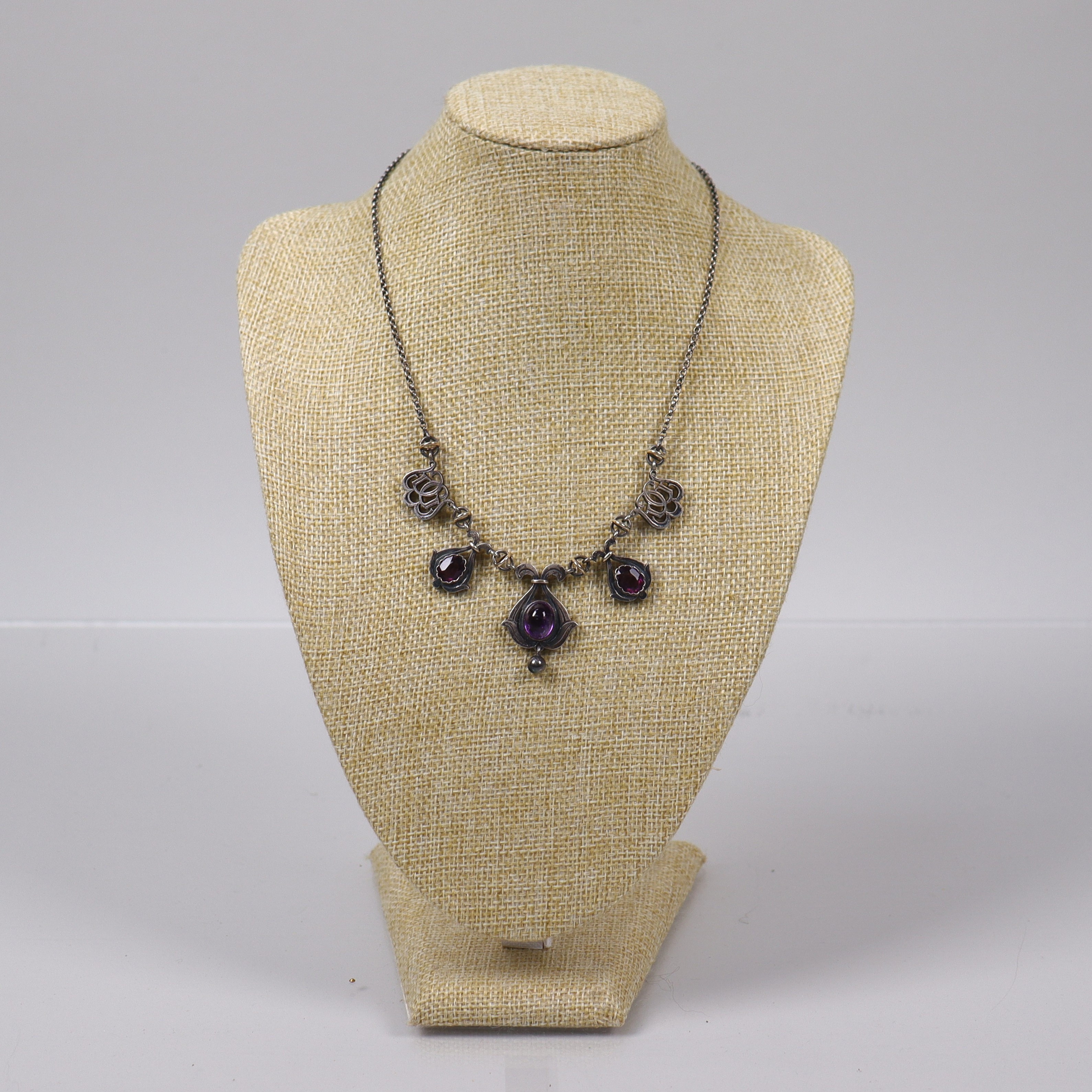 LARS-RUNE OLHANS. collier, silver med cabochonslipade ametister.