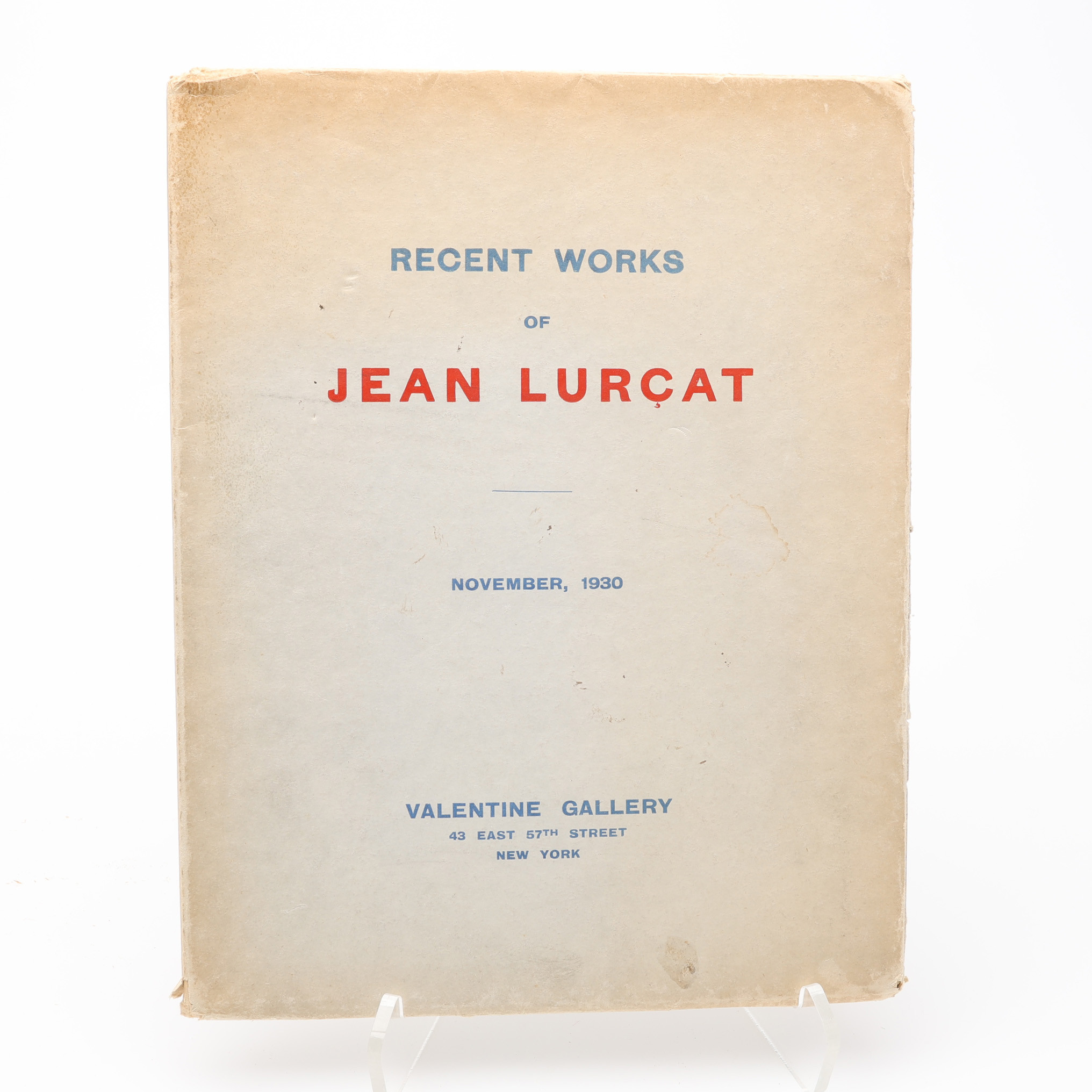 EN KONSTKATALOG FÖR DEN FRANSKE KONSTNÄREN JEAN LURÇAT FRÅN VALENTINE GALLERI I NEW YORK NOVEMBER 1930 MED EN OMFÅNGSRIK DEDIKATION PÅ FÖRSÄTTSBLADET MED BLYERTS FRÅN JEAN LURÇAT.