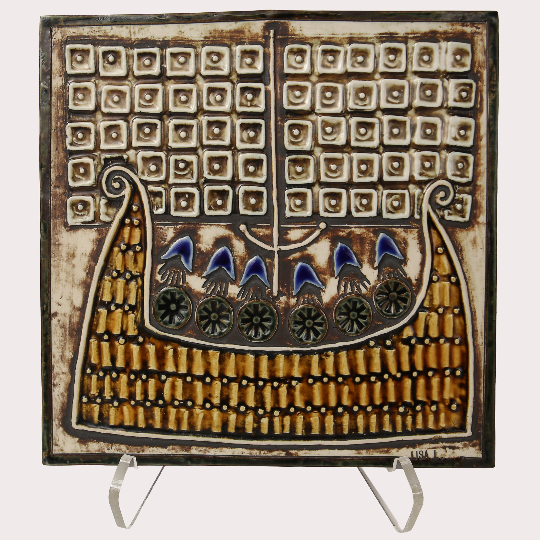 LISA LARSON. Väggplatta/väggrelief, Vikingabåt, keramik, signerad Lisa L, Gustavsberg.