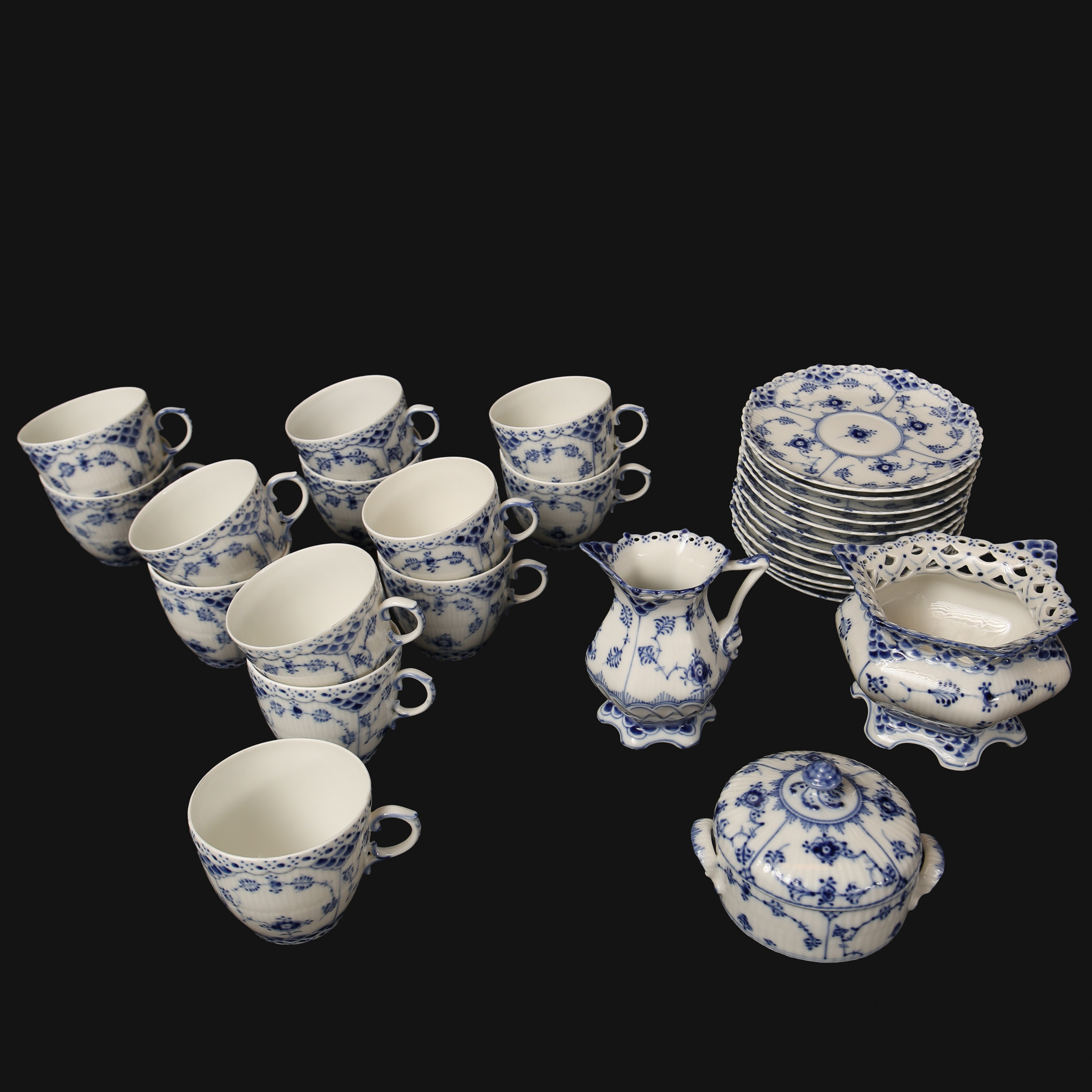 KAFFESERVIS, porslin, "Musselmalet helblond", Royal Copenhagen Danmark, 28 delar.