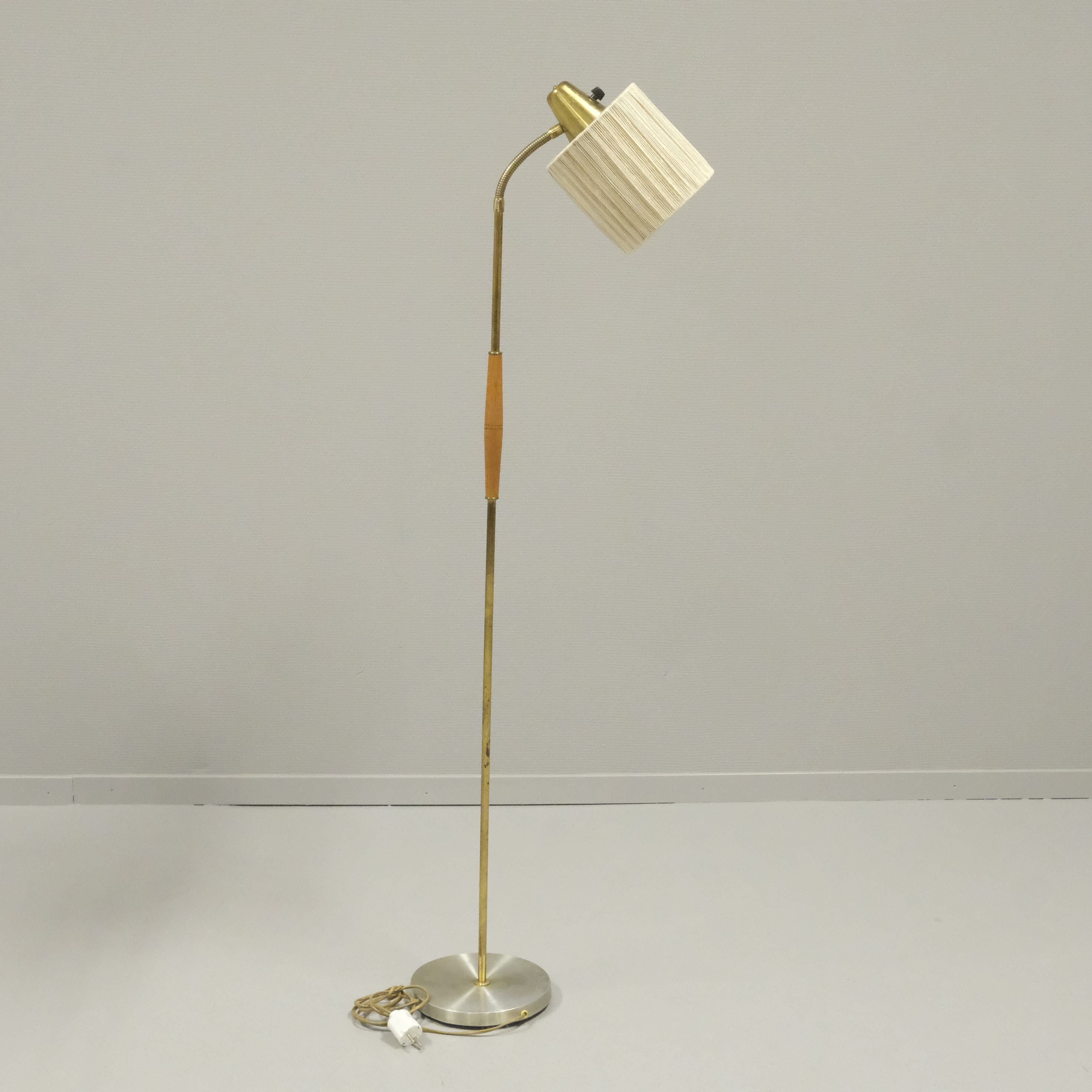 GOLVLAMPA, MÄSSING OCH TEAK, 1960-TAL.