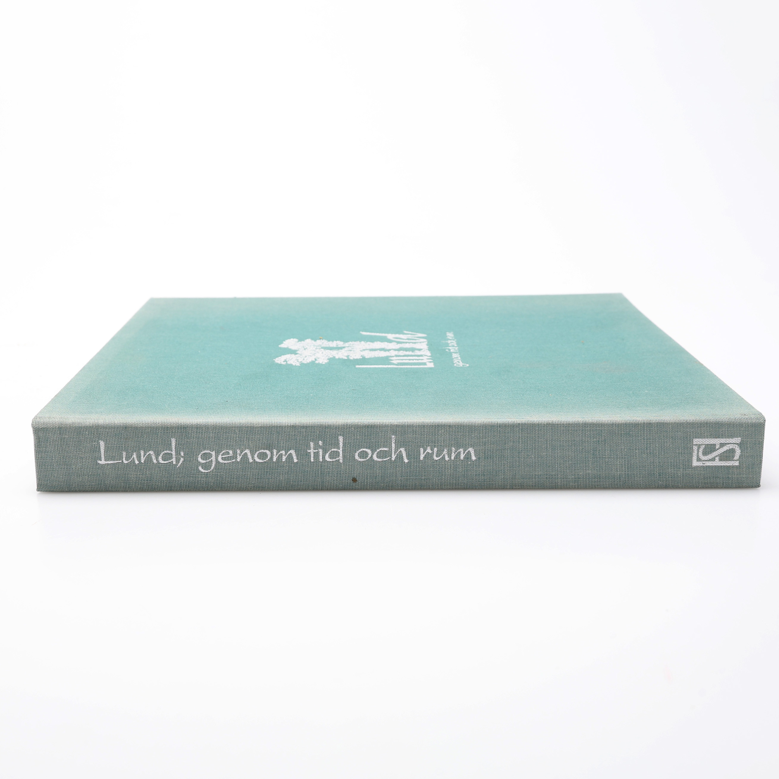 BIBLIOFILI. LUND; GENOM TID OCH RUM AV K. ARNE BLOM MED EN SIGNERAD AKVARELL AV ANDRZEJ PLOSKI OCH EN BARKBIT FRÅN ETT TRÄD SOM FÄLLDES I LUNDAGÅRD 1996. NR. I AV XII EXEMPLAR.