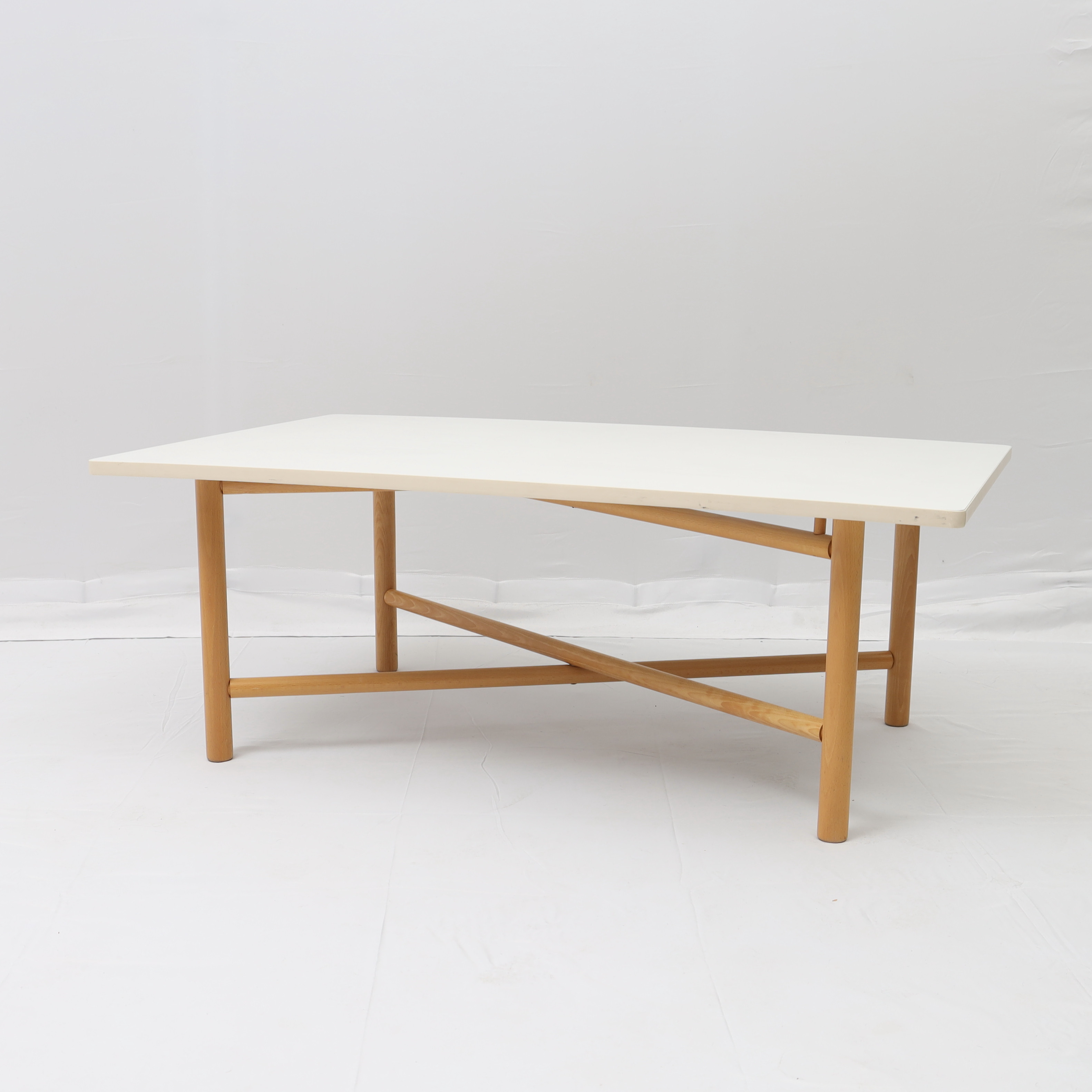 SOFFBORD, 1900-talets andra hälft, vitlaminerad skiva med underrede av bok.