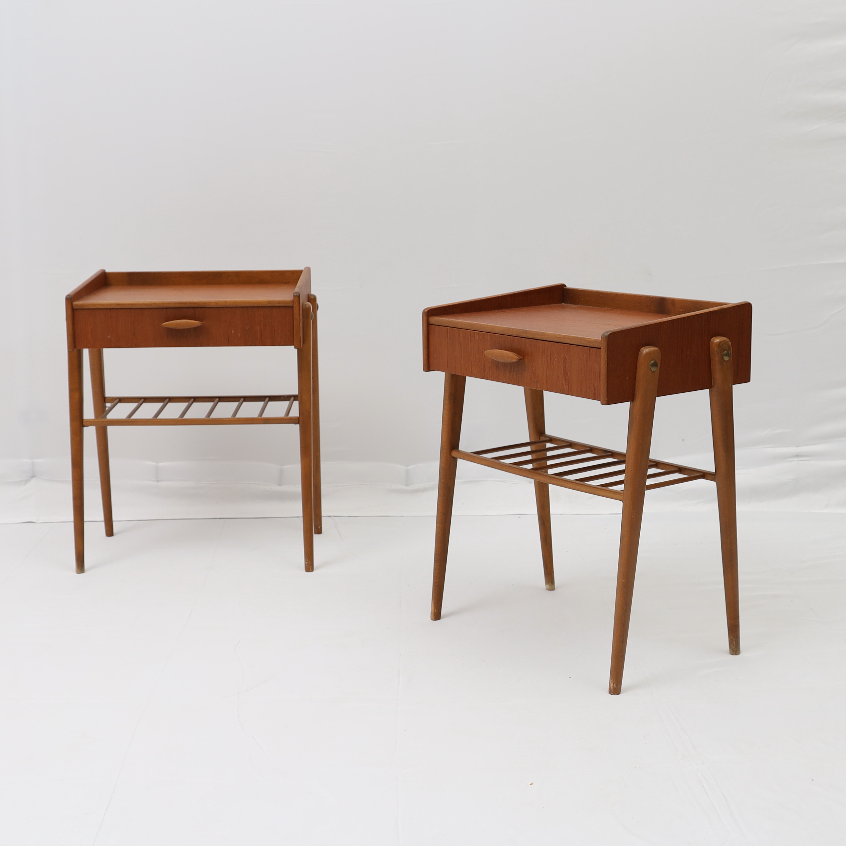 SÄNGBORD ETT PAR, 1950-1960-tal Teak och betsad bok.