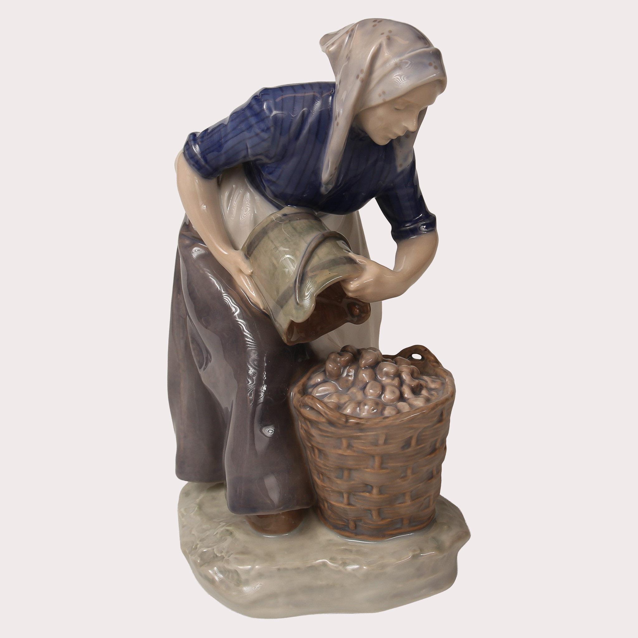 CHRISTIAN THOMSEN. FIGUR, "OSTRONPLOCKERSKA" ROYAL COPENHAGEN, NR 1549.