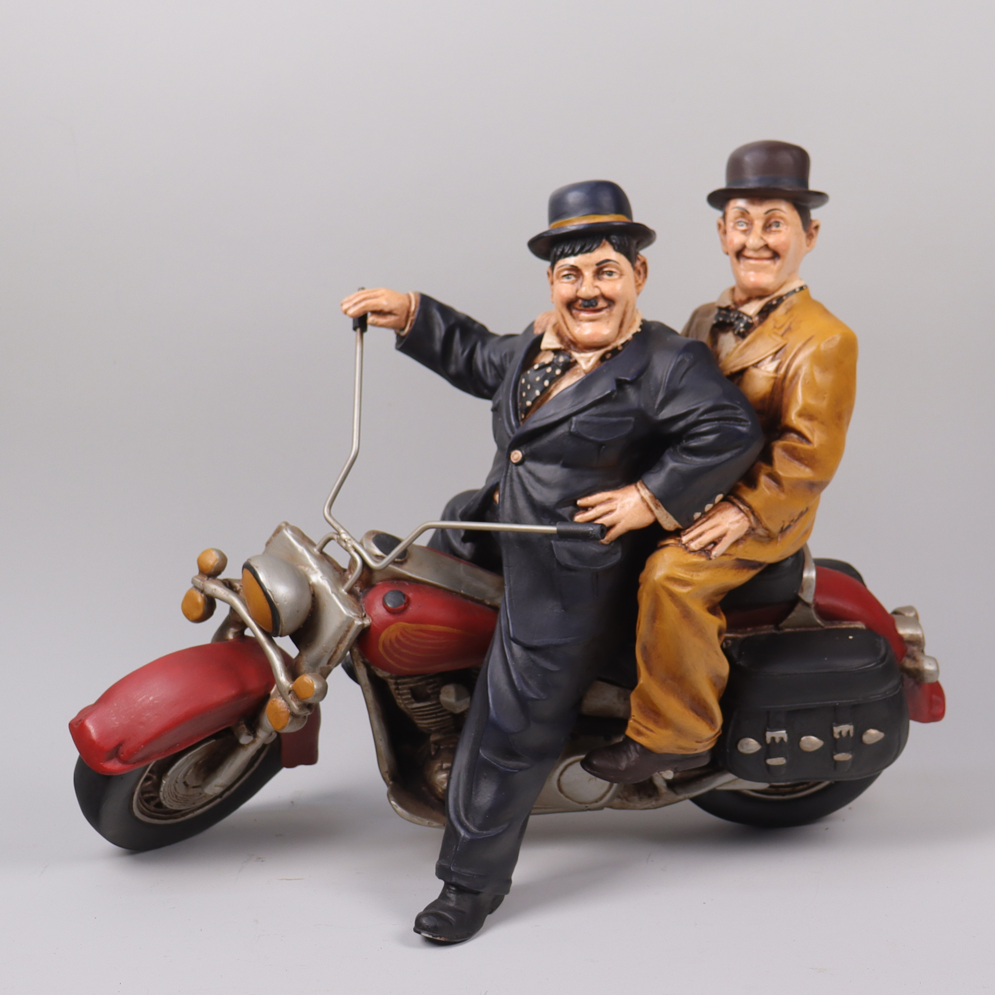 SKULPTUR, Laurel & Hardy på motorcykel, konstmassa, 1900-tal.