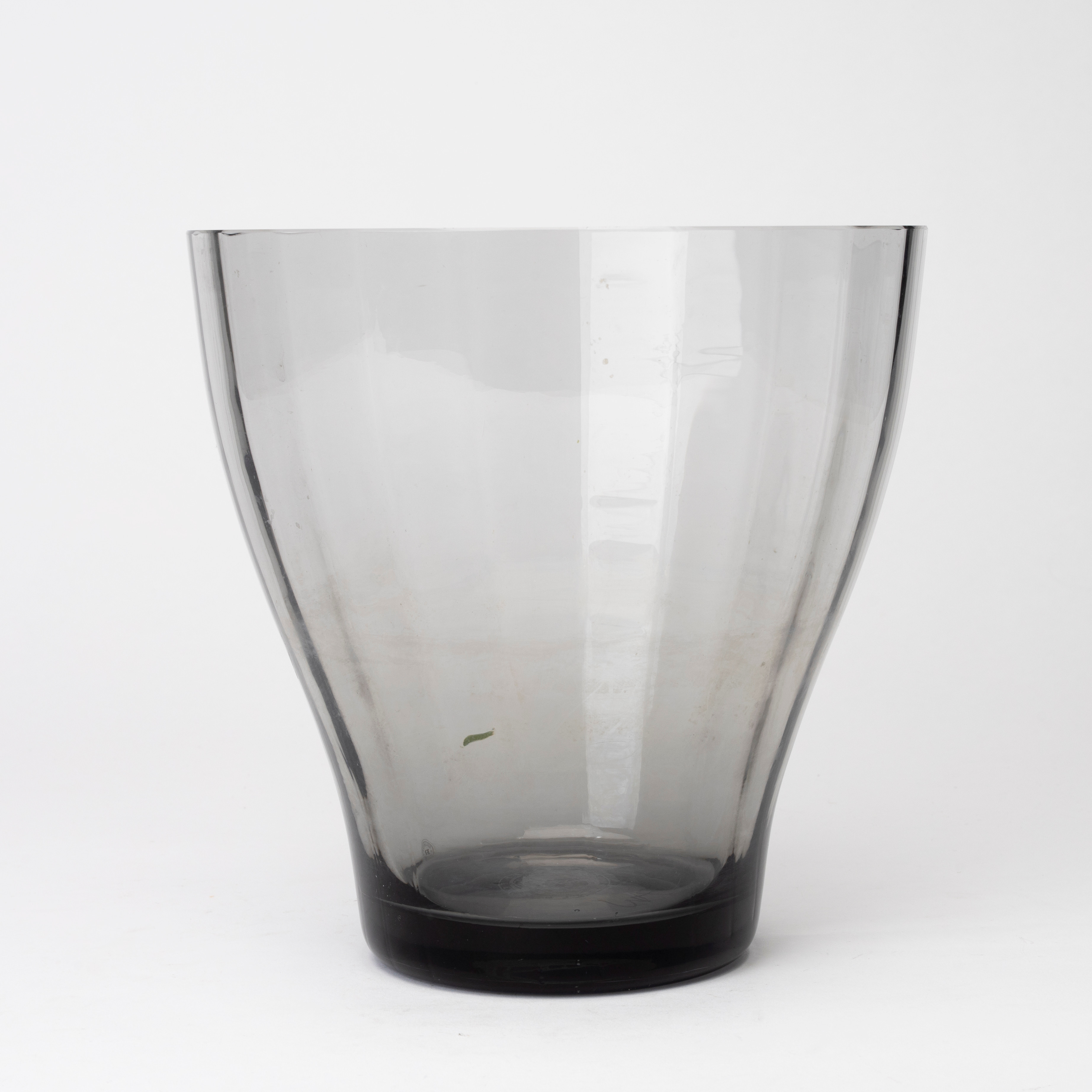 ANN WÅHLSTRÖM. Vas, glas, "Iris", signerad AW, för Firma Svenskt Tenn.