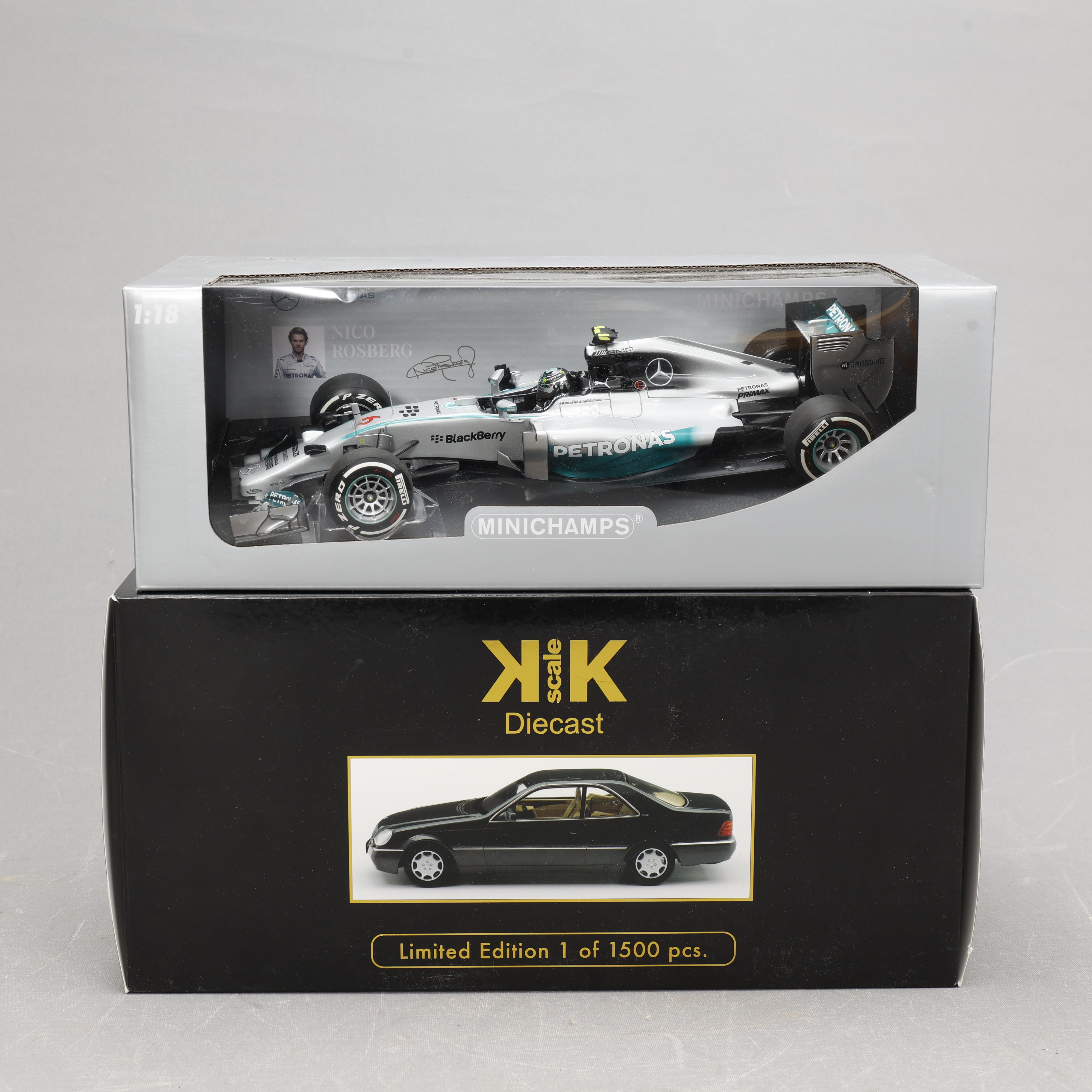MODELLBILAR, 2 stycken, " Mercedes ", skala 1:18, originalkartong.