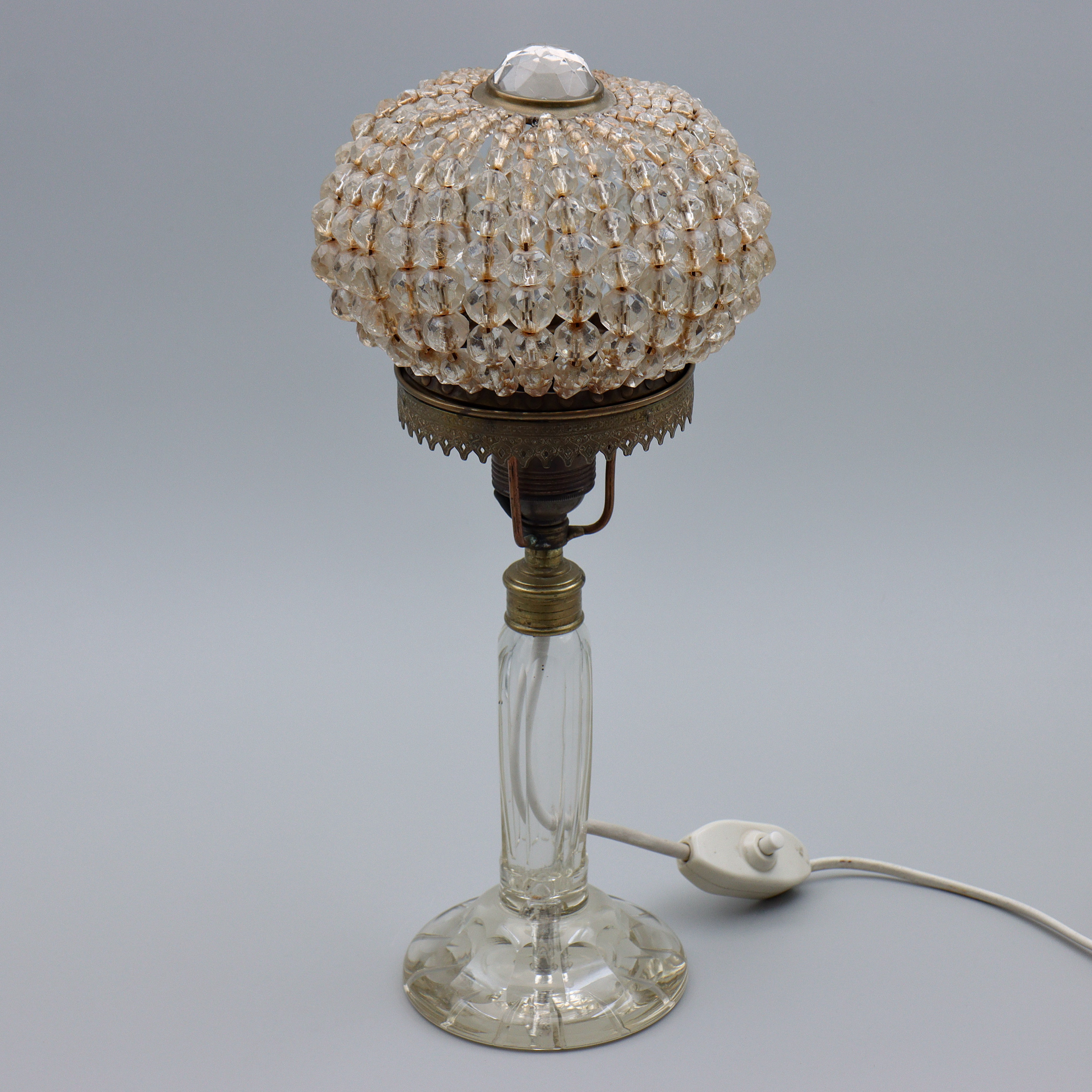 BORDSLAMPA, GENOMBRUTEN MÄSSING, GLASFOT, KRISTALLTOPP, TIDIGT 1900-TAL.