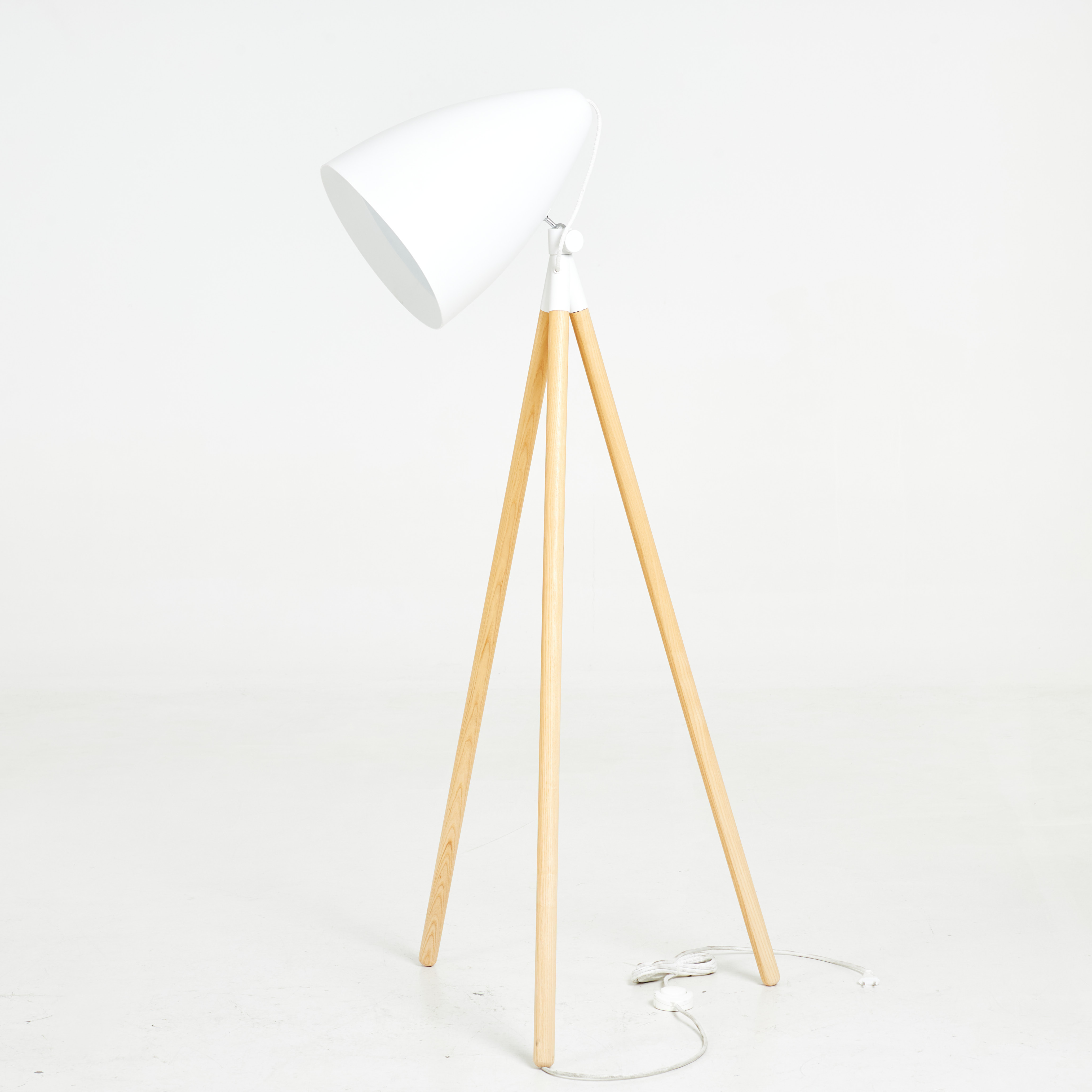 JOHAN LINDSTÉN. golvlampa, Orbit, ben i ask. skärm i vitlackerad metall.