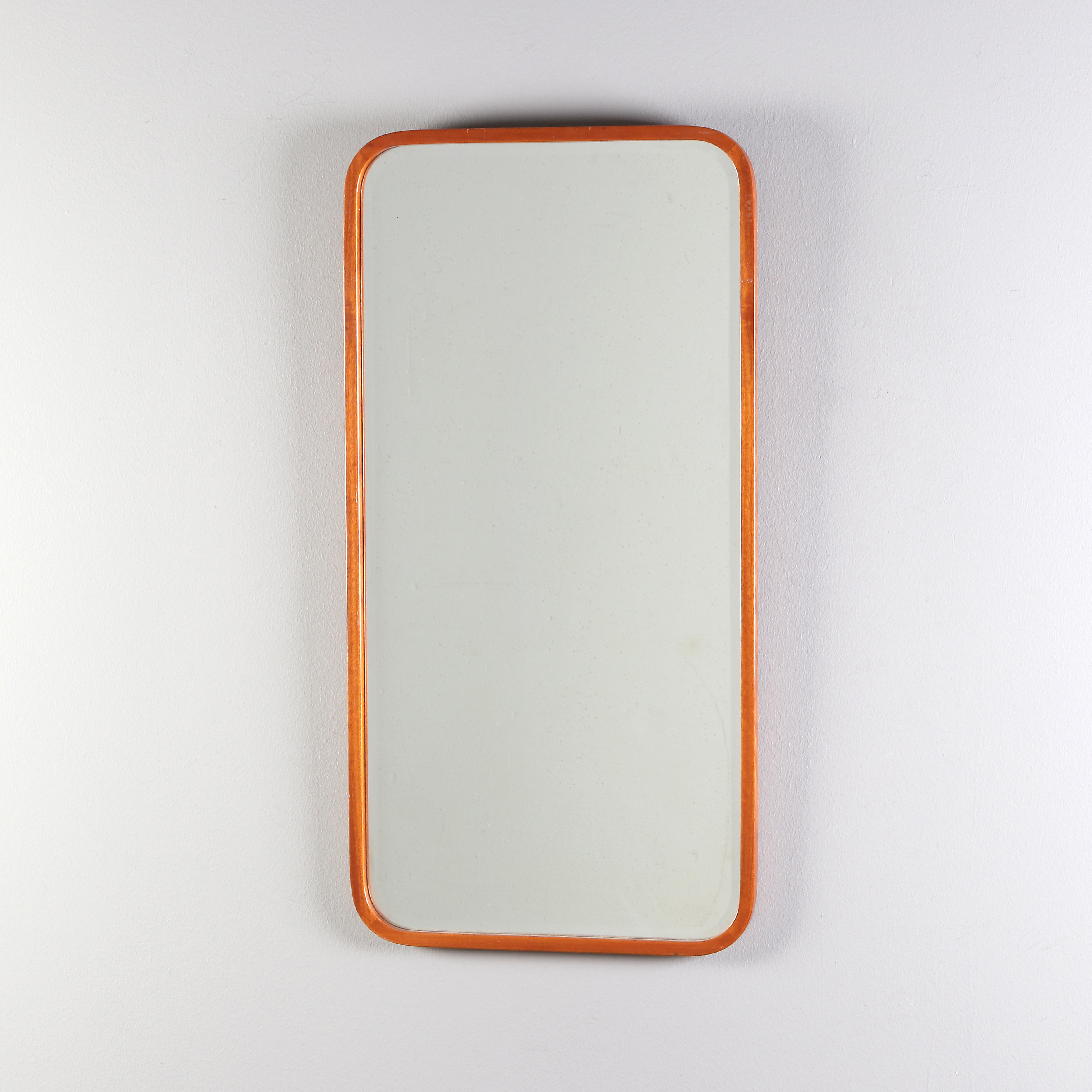 SPEGEL. Mahogny med facettslipat glas. Swedish modern, 1940/50-tal.