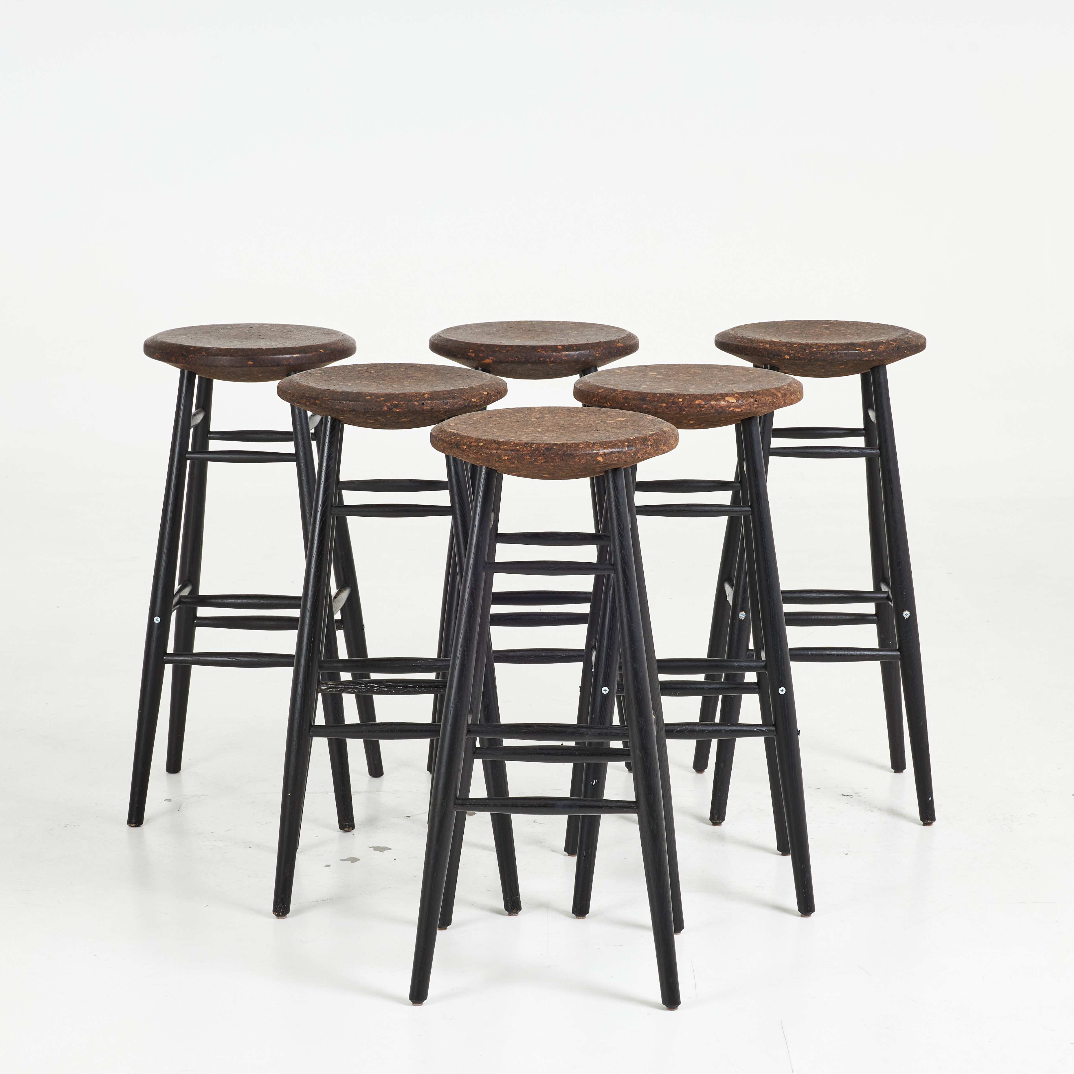 LARS BELLER FJETLAND. Barstolar, 6 styck, "Drifted", sits i mörk kork, stomme i svartlackerad ask, Hem Hem.