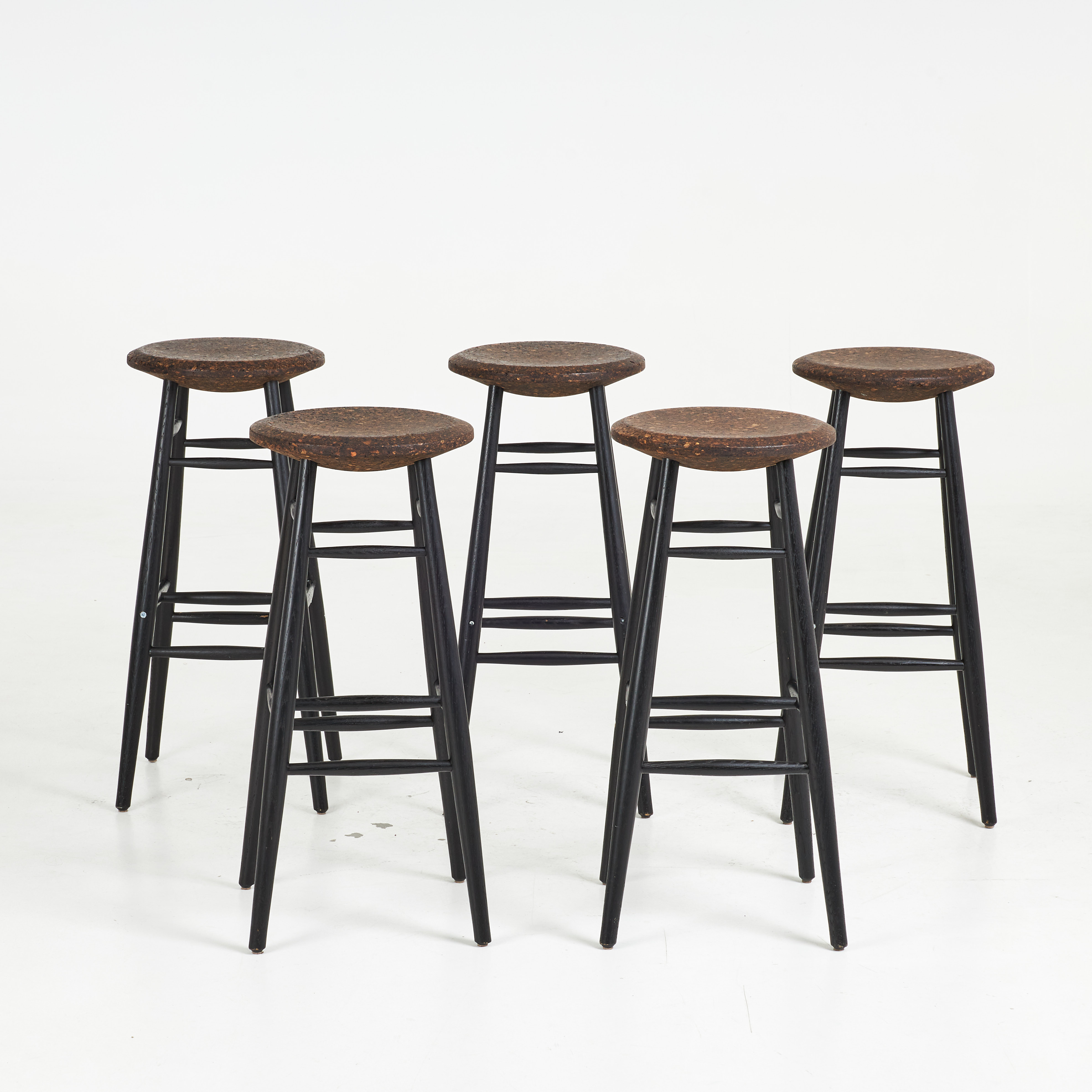 LARS BELLER FJETLAND. Barstolar, 5 styck, "Drifted", sits i mörk kork, stomme i svartlackerad ask, Hem Hem.